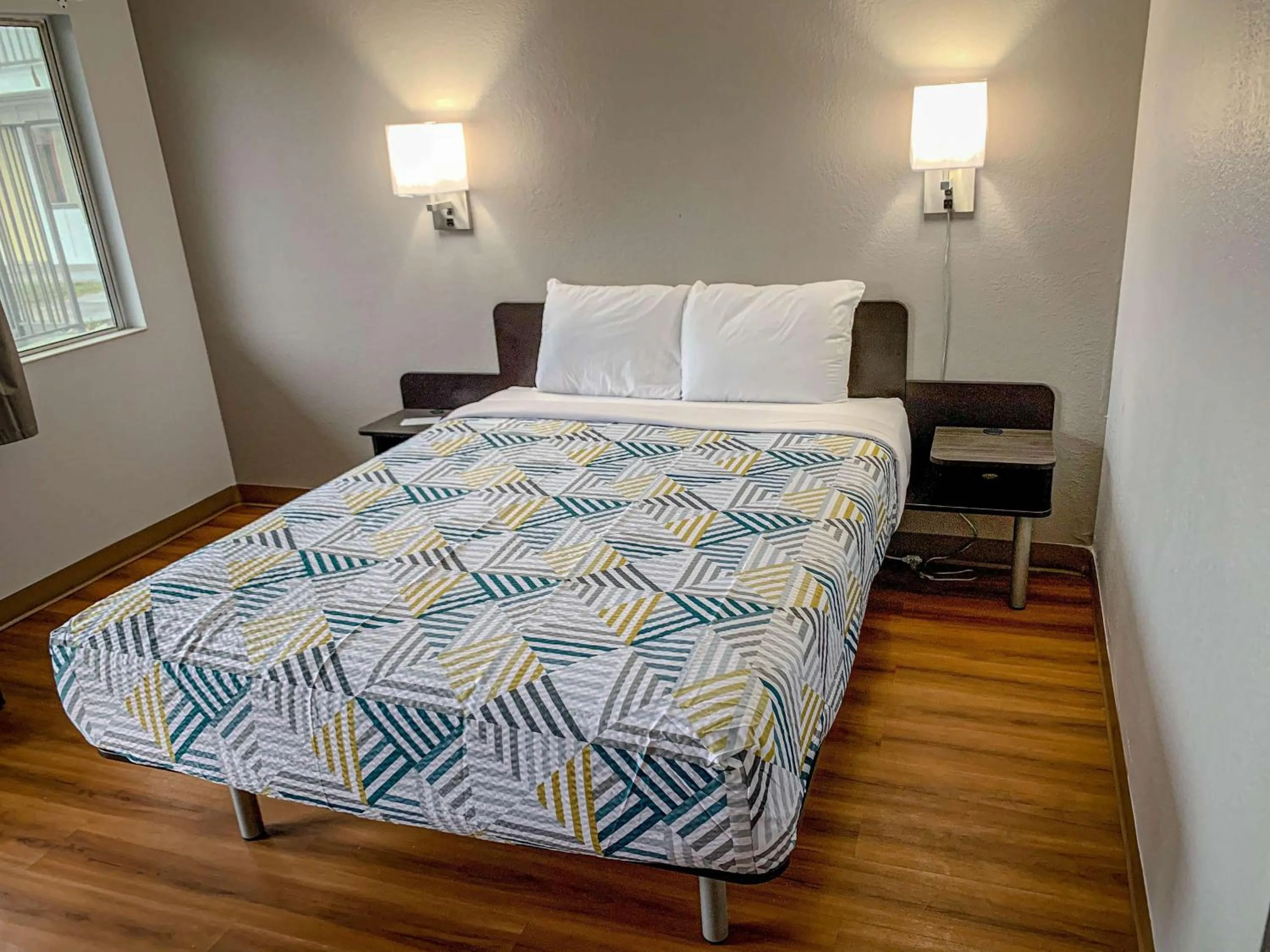 Photo of the whole room, Bed in Motel 6-Dayton, OH