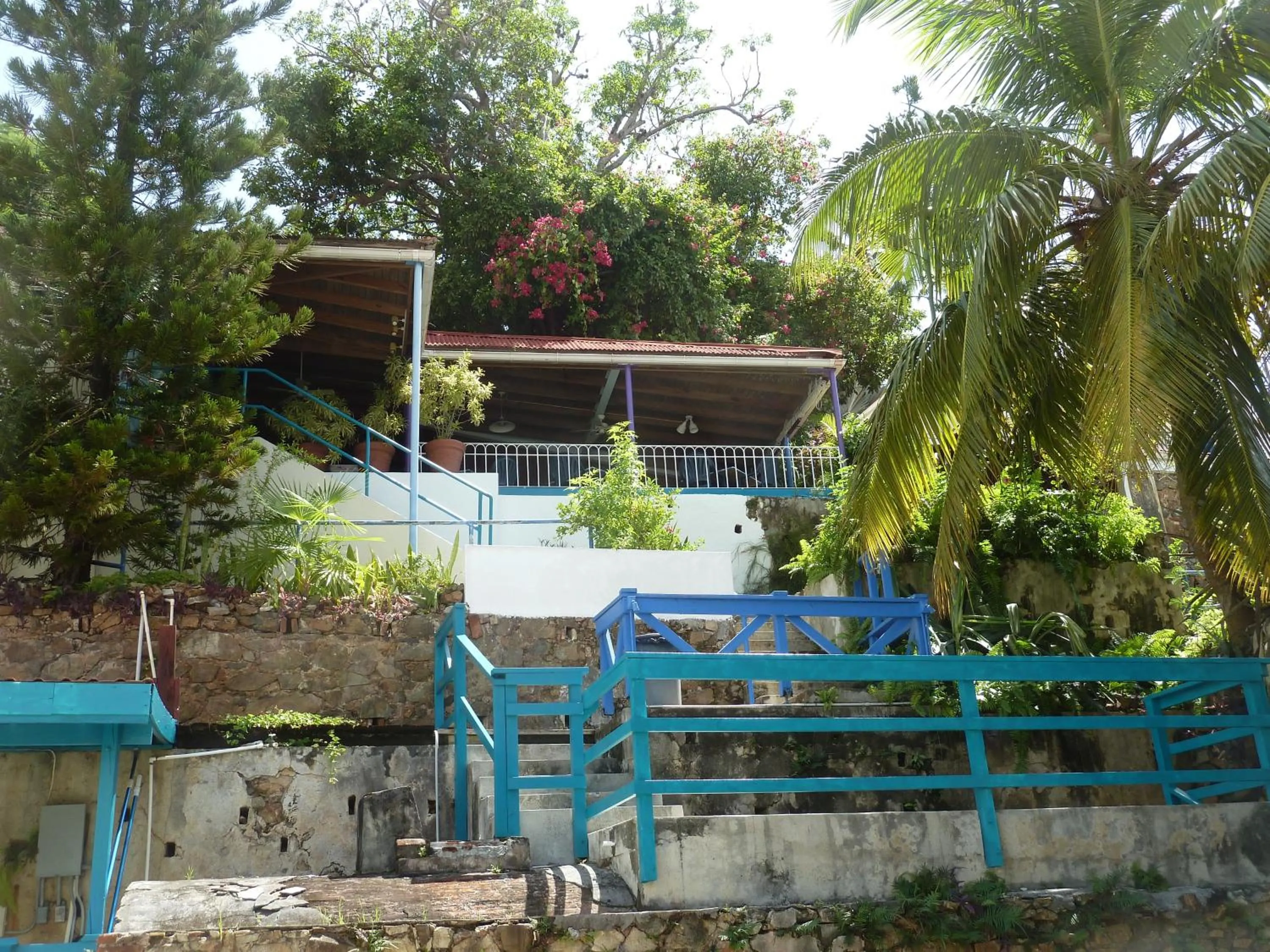 Facade/entrance in Galleon House Hotel