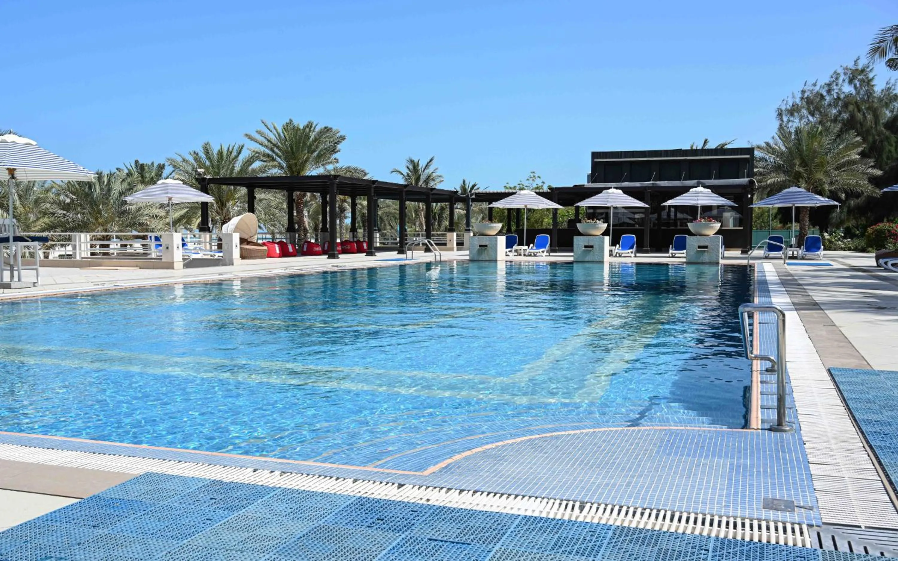 Restaurant/places to eat in Al Hamra Residence