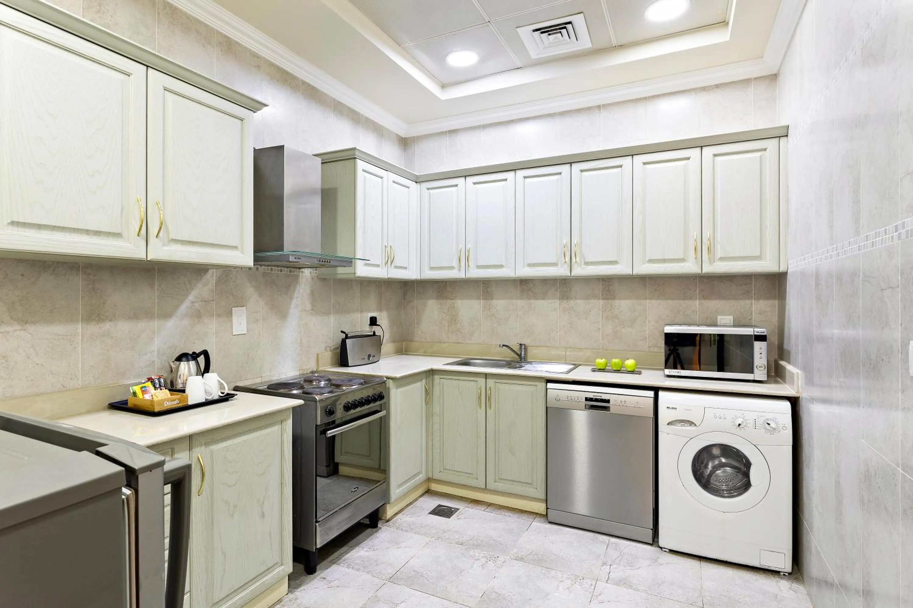 Kitchen or kitchenette in Al Hamra Residence