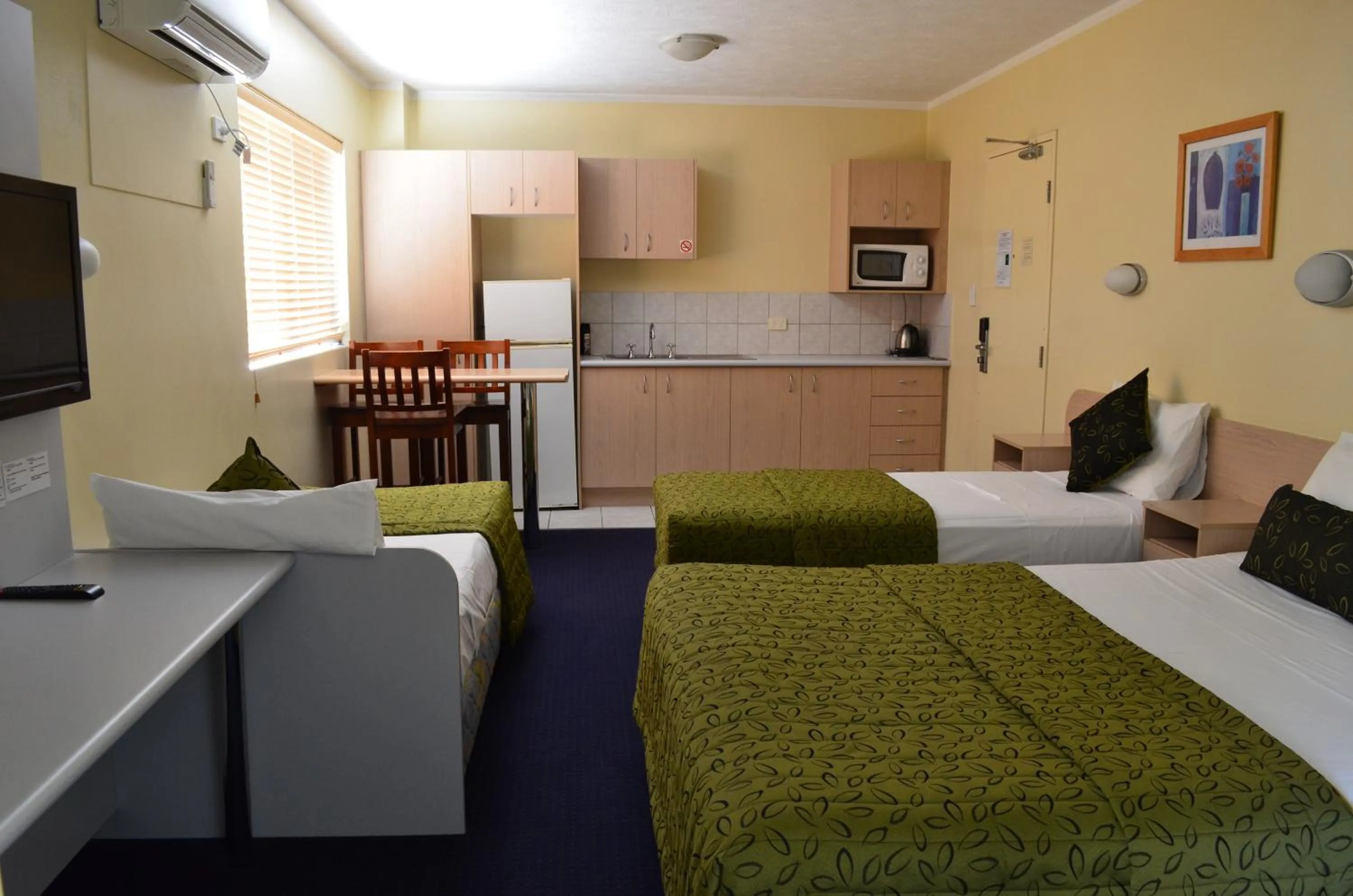 Kitchen or kitchenette, Bed in Airport Motel Brisbane