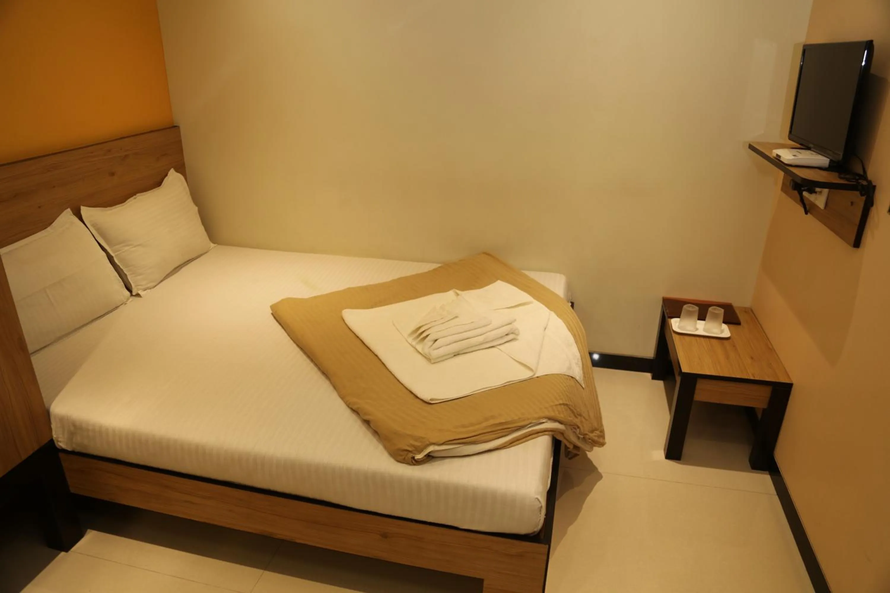 Bed in HOTEL MADNI ROYALE (50 Mtrs from Dargaah), Ajmer