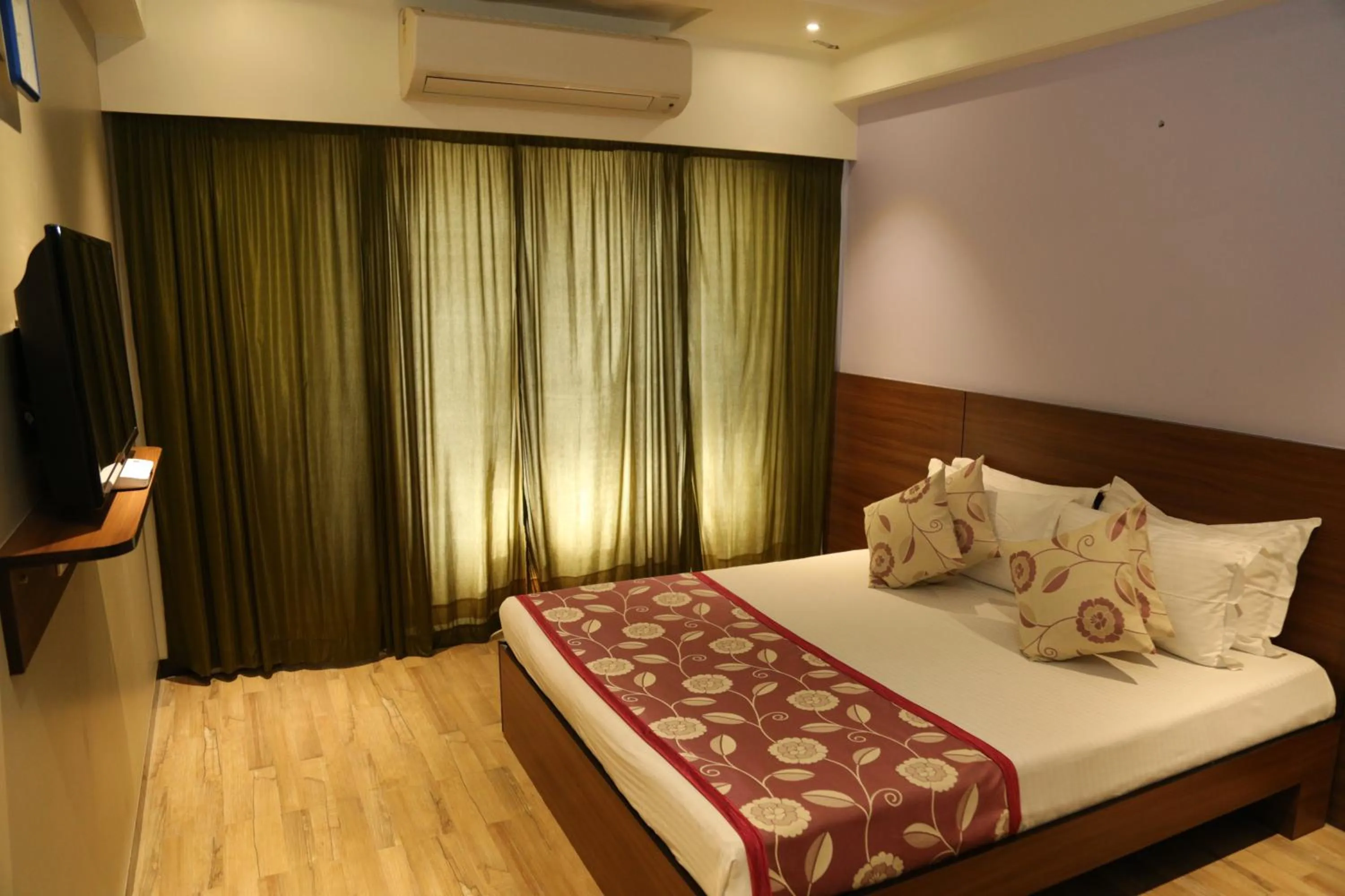 Bed in HOTEL MADNI ROYALE (50 Mtrs from Dargaah), Ajmer