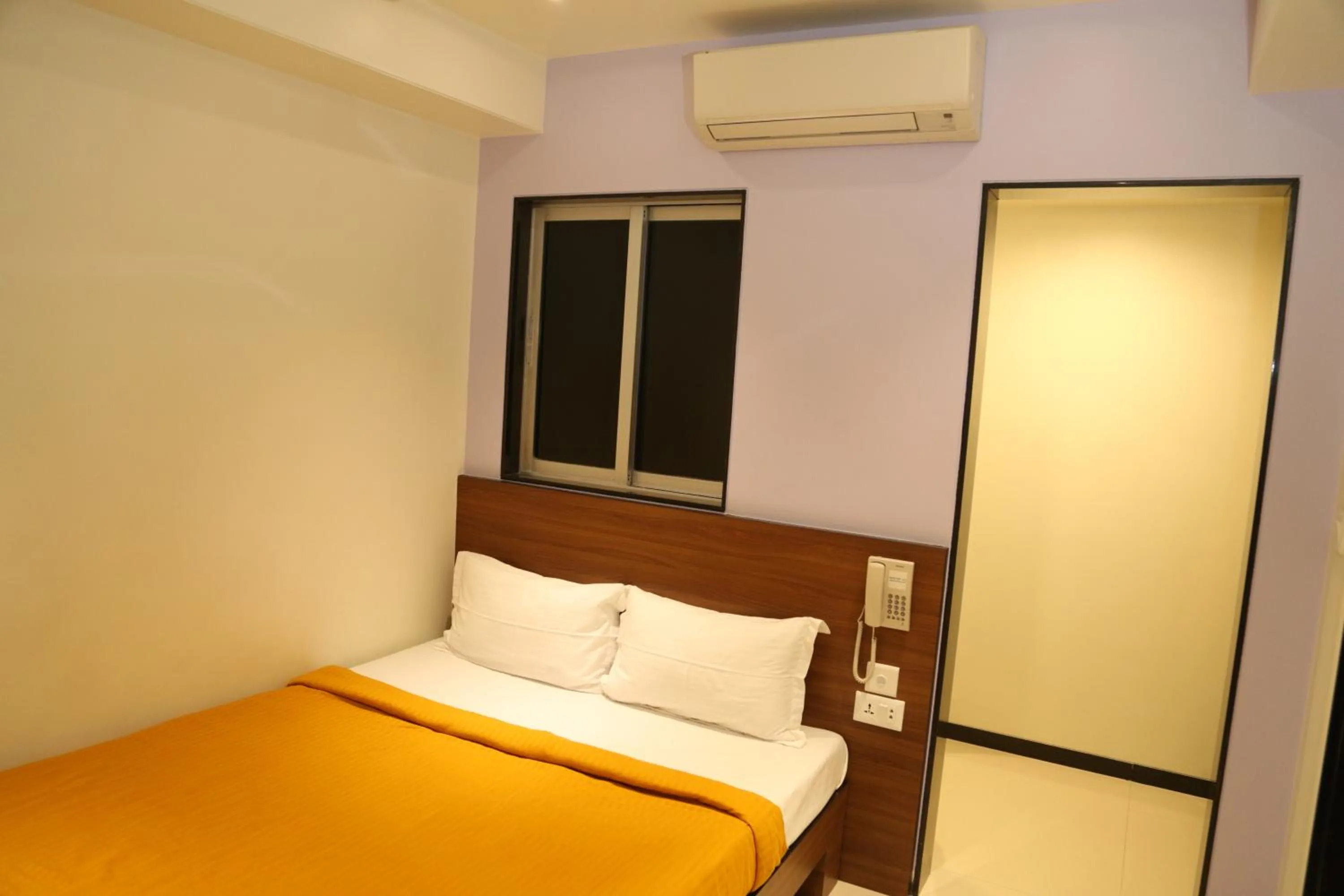 Bed in HOTEL MADNI ROYALE (50 Mtrs from Dargaah), Ajmer