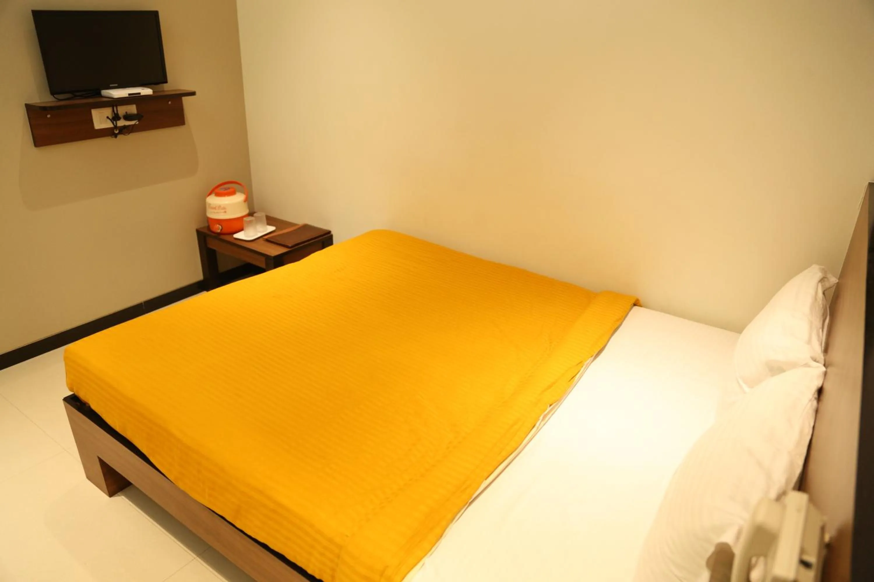 Bed in HOTEL MADNI ROYALE (50 Mtrs from Dargaah), Ajmer