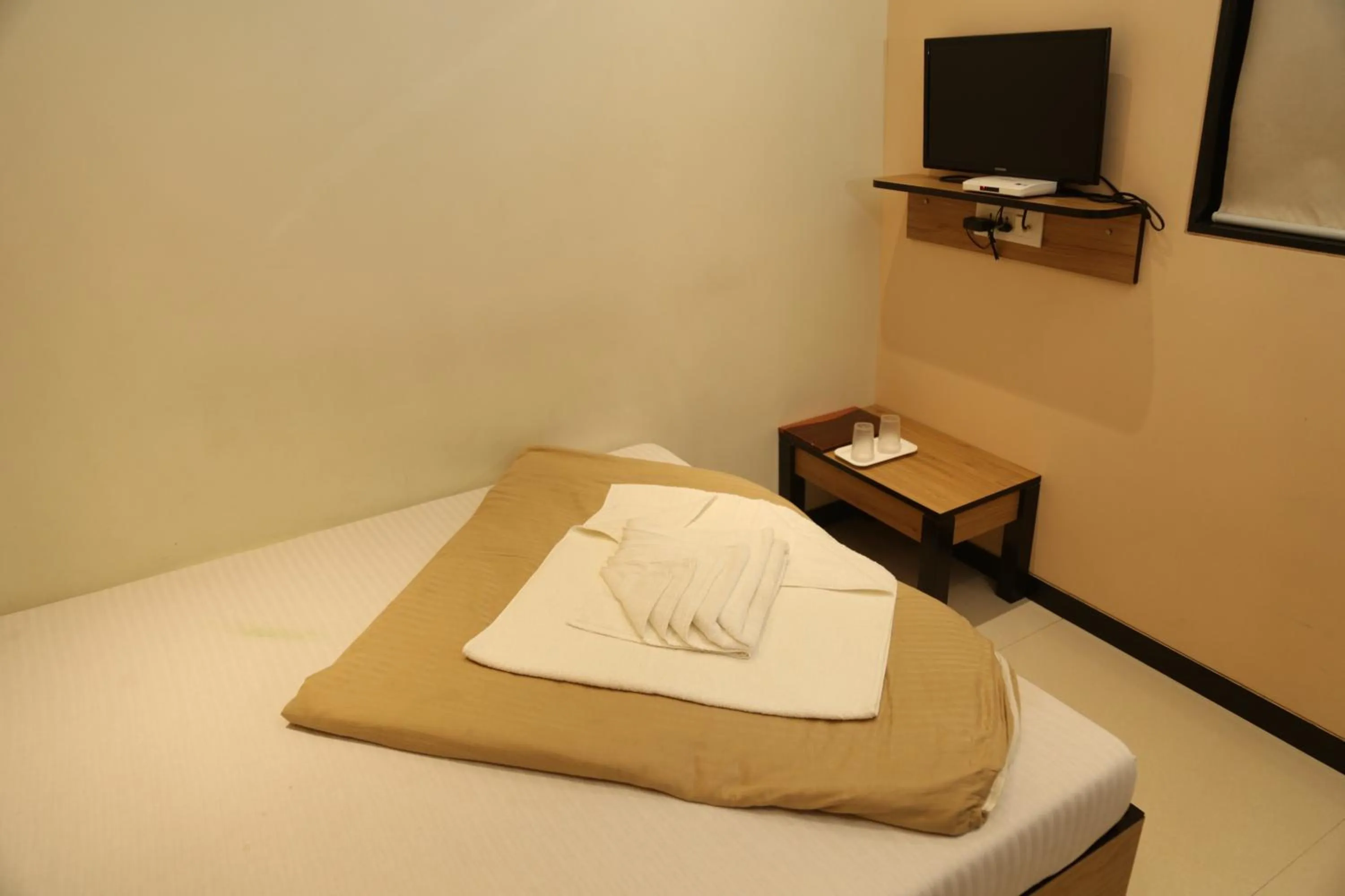 Bed in HOTEL MADNI ROYALE (50 Mtrs from Dargaah), Ajmer