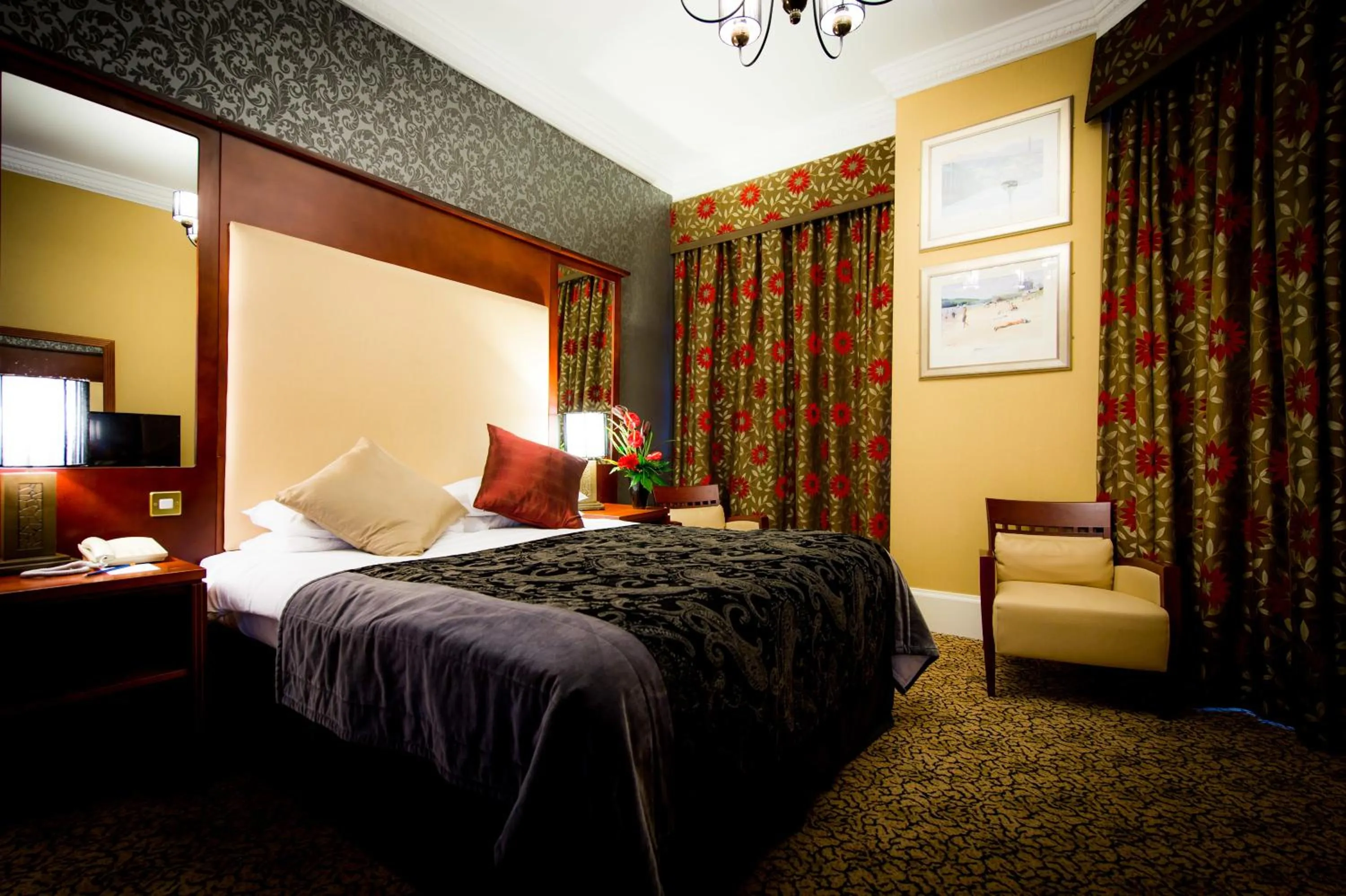 Bed in Best Western Queens Hotel