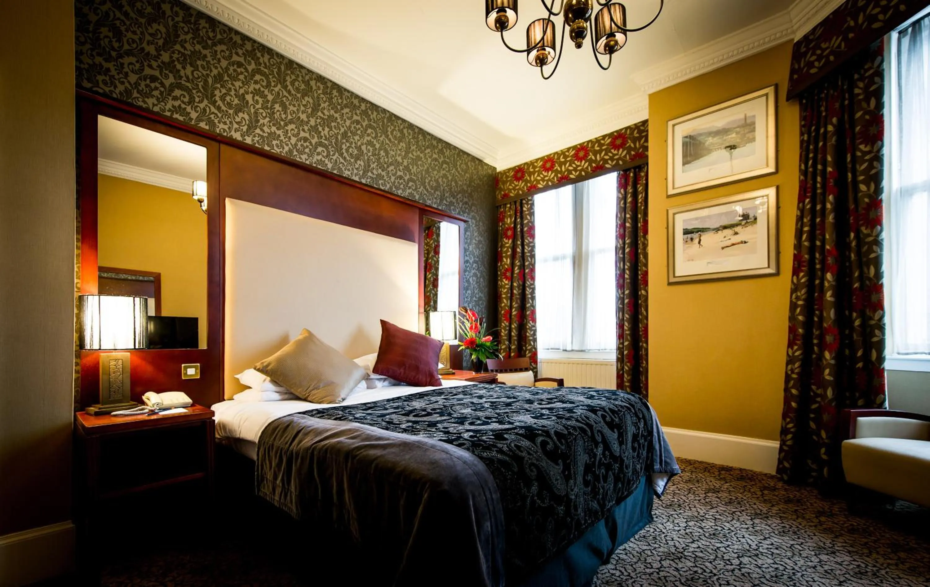 Bedroom, Bed in Best Western Queens Hotel