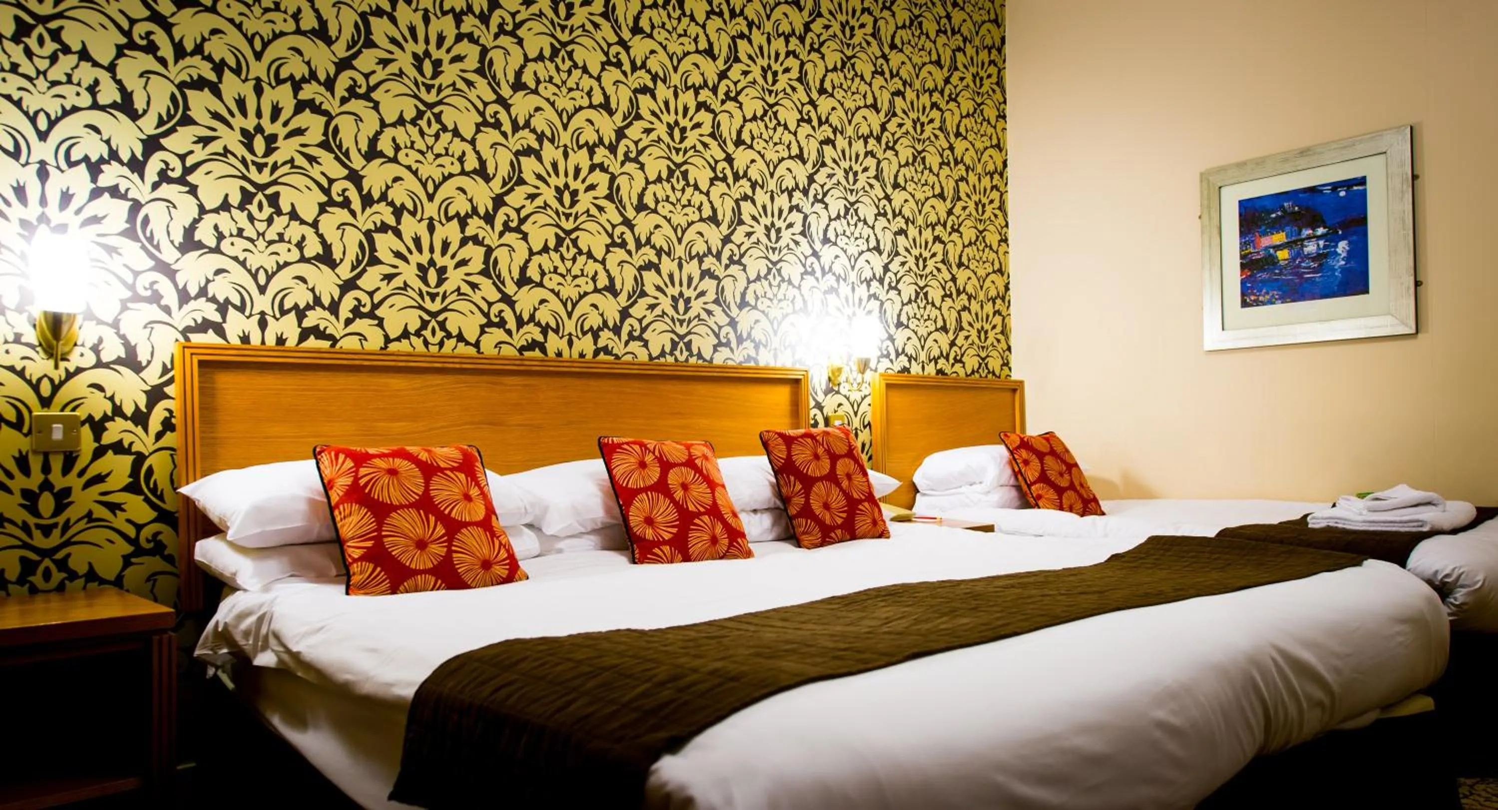 Bedroom, Bed in Best Western Queens Hotel