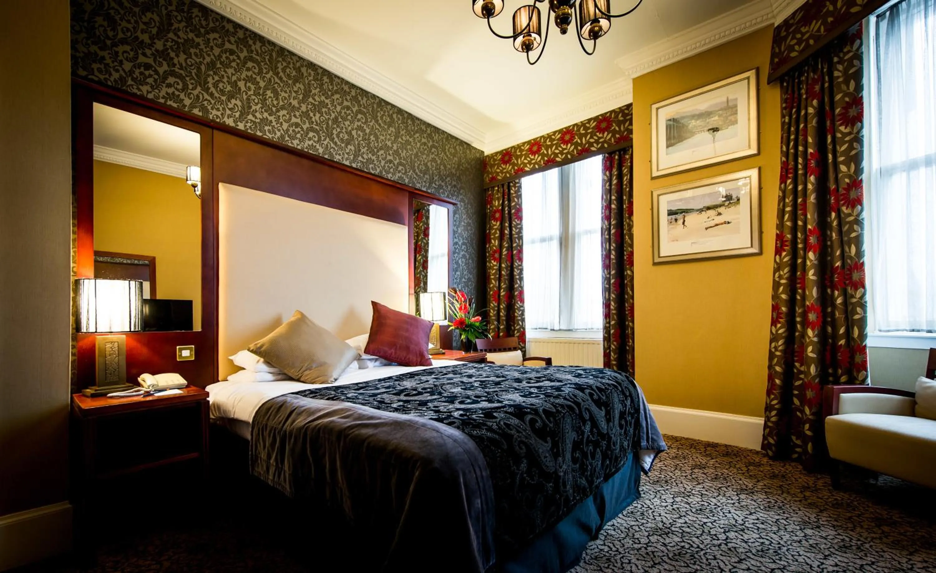 Bed in Best Western Queens Hotel