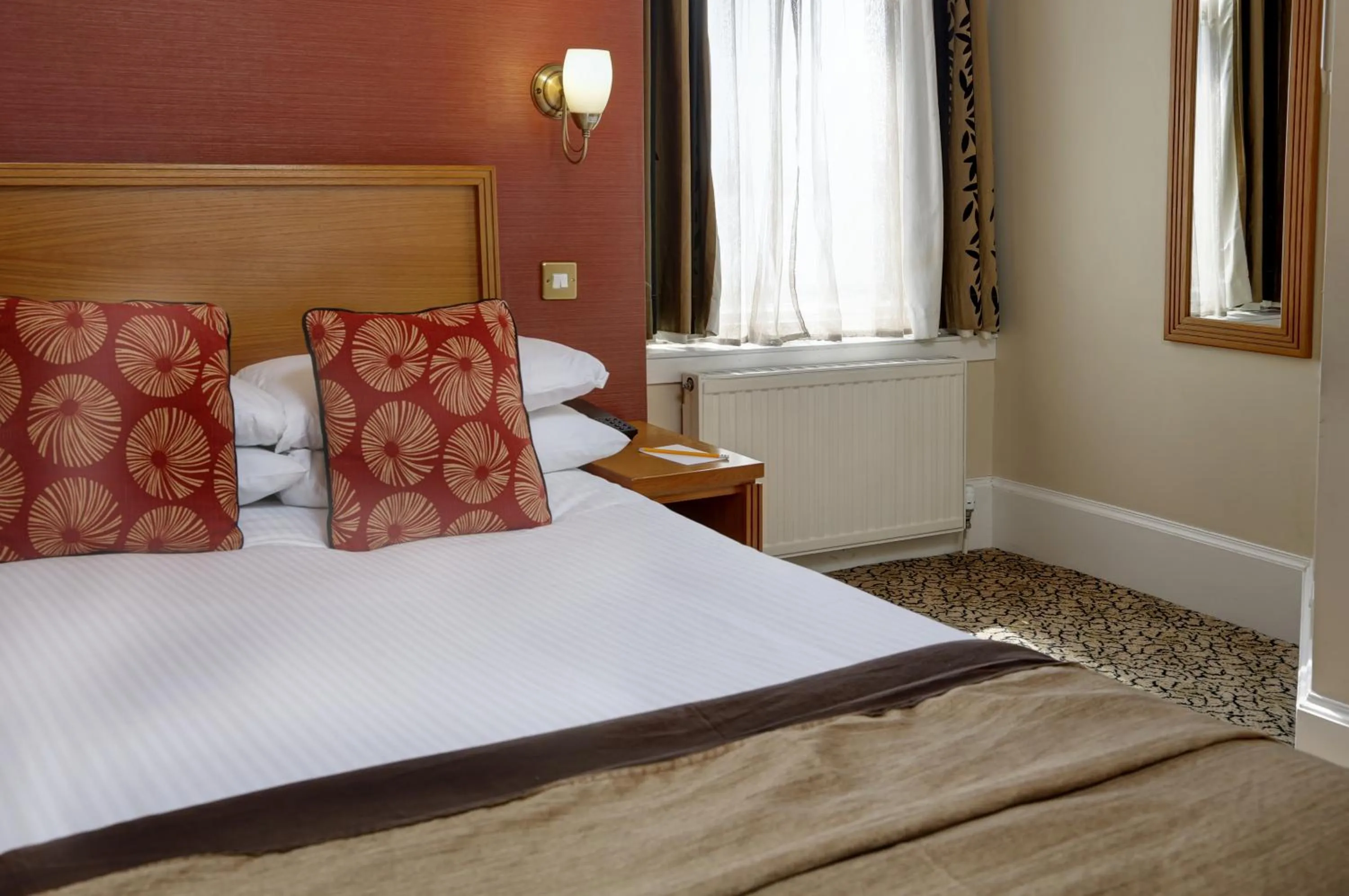 Bedroom, Bed in Best Western Queens Hotel