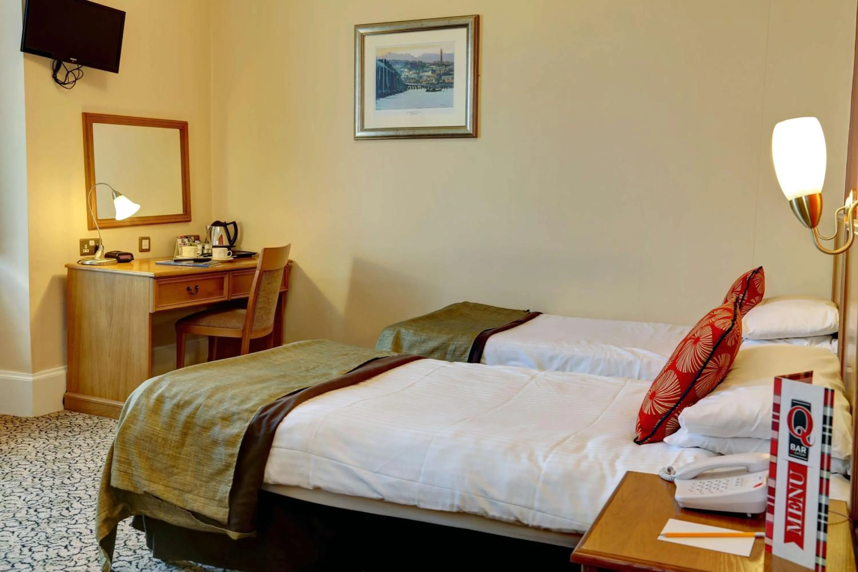 Photo of the whole room, Bed in Best Western Queens Hotel