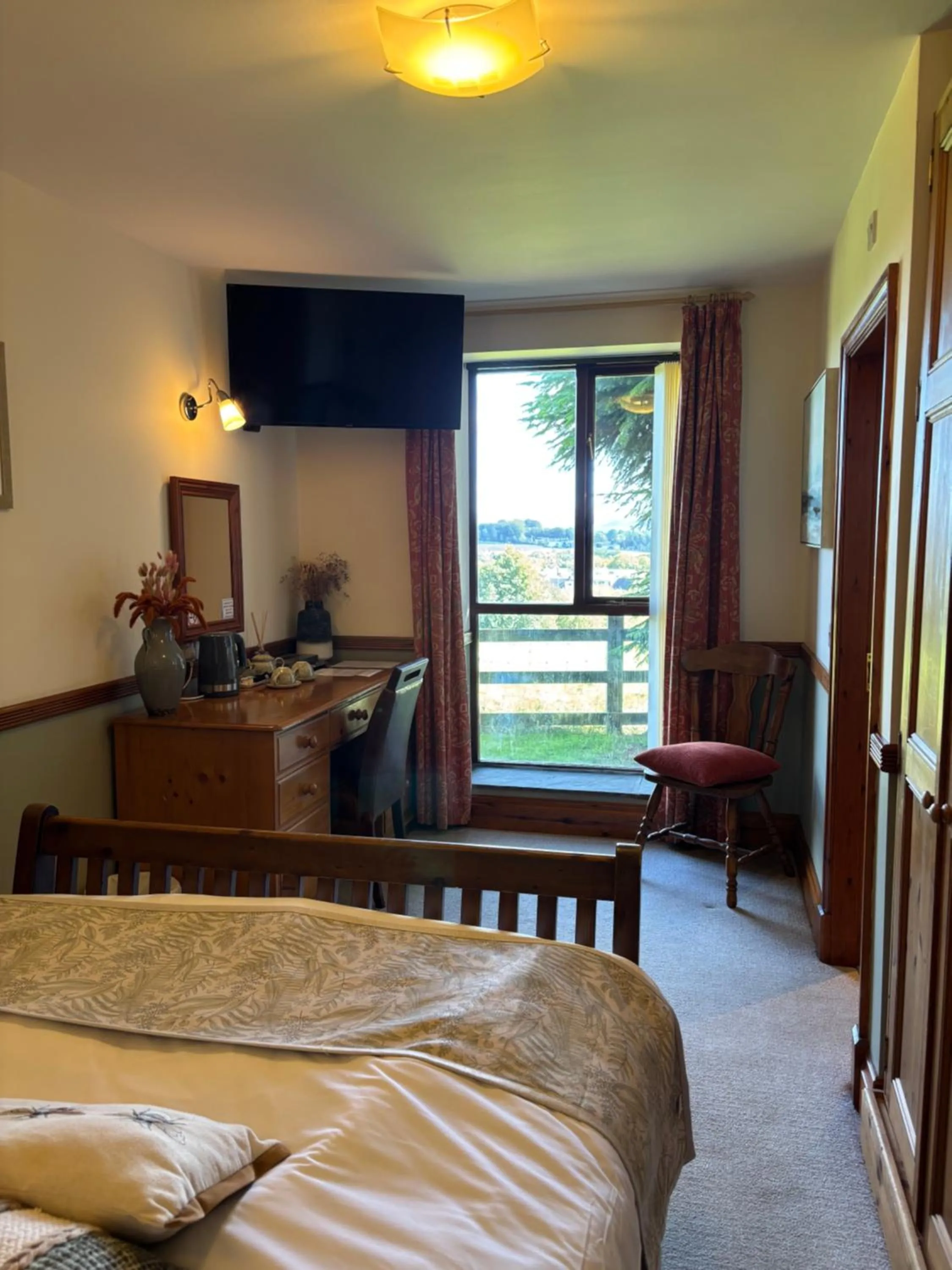 Bedroom, Bed in Fernhill Hotel