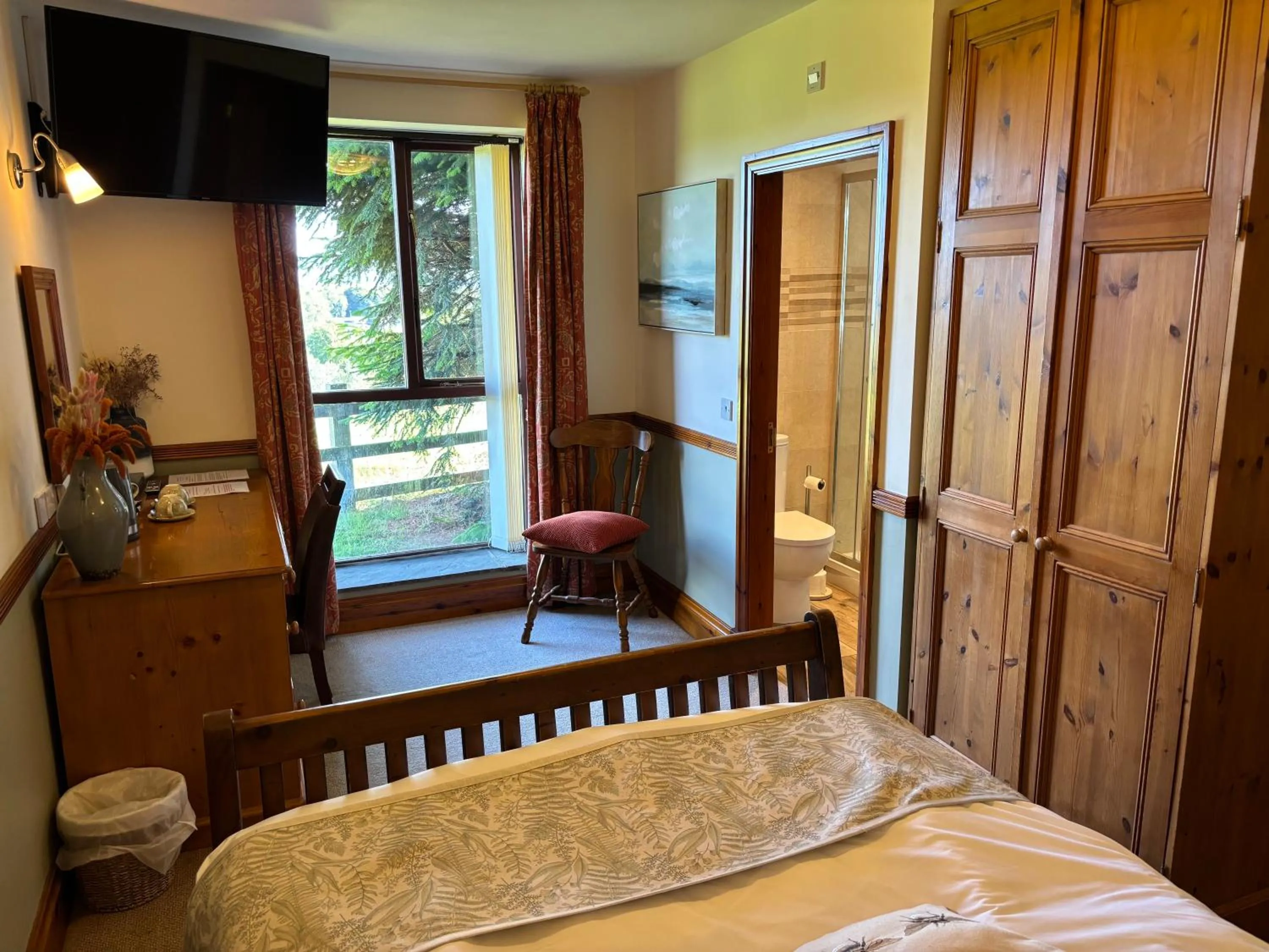 Bedroom, Bed in Fernhill Hotel