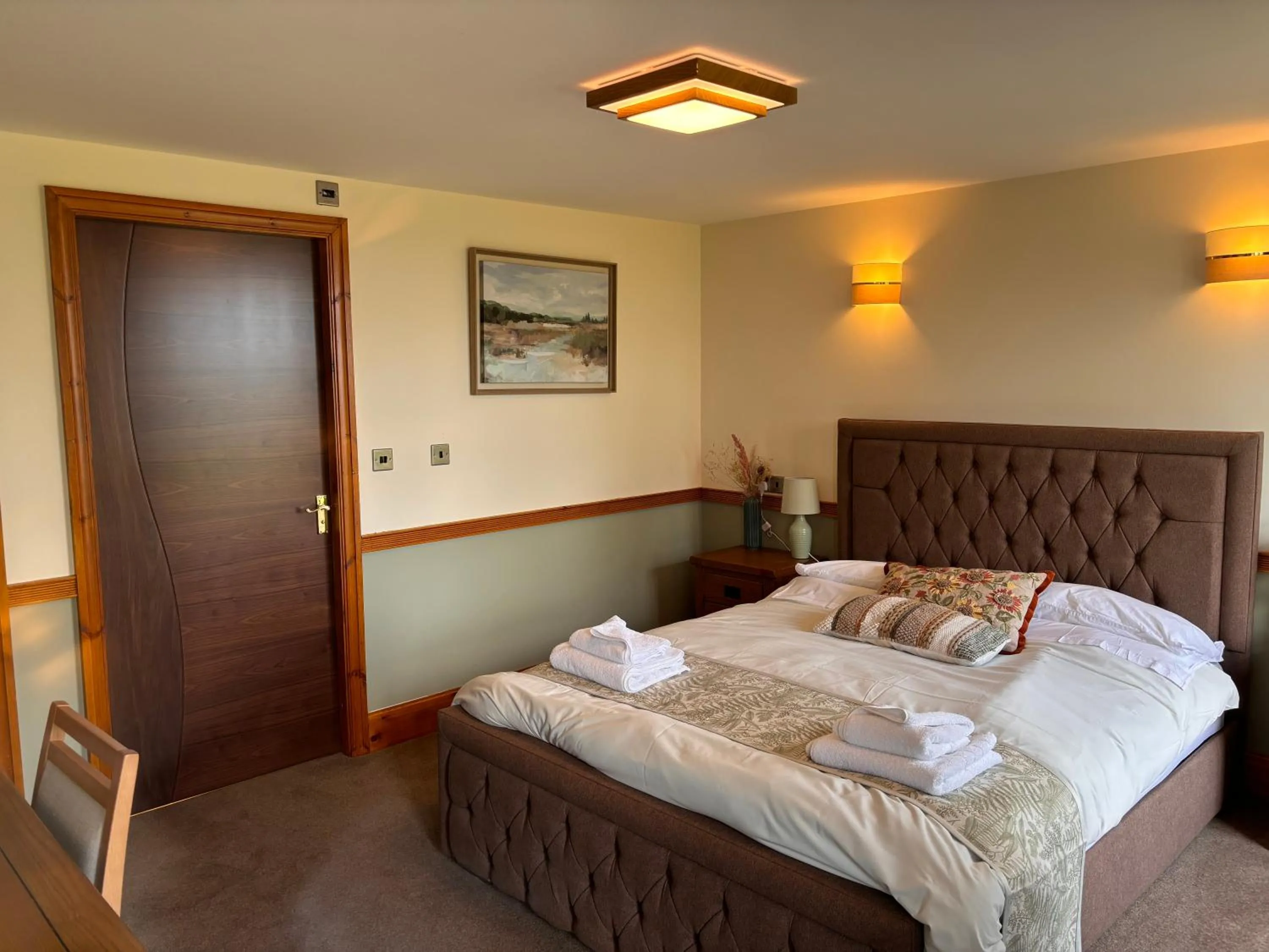 Photo of the whole room, Bed in Fernhill Hotel