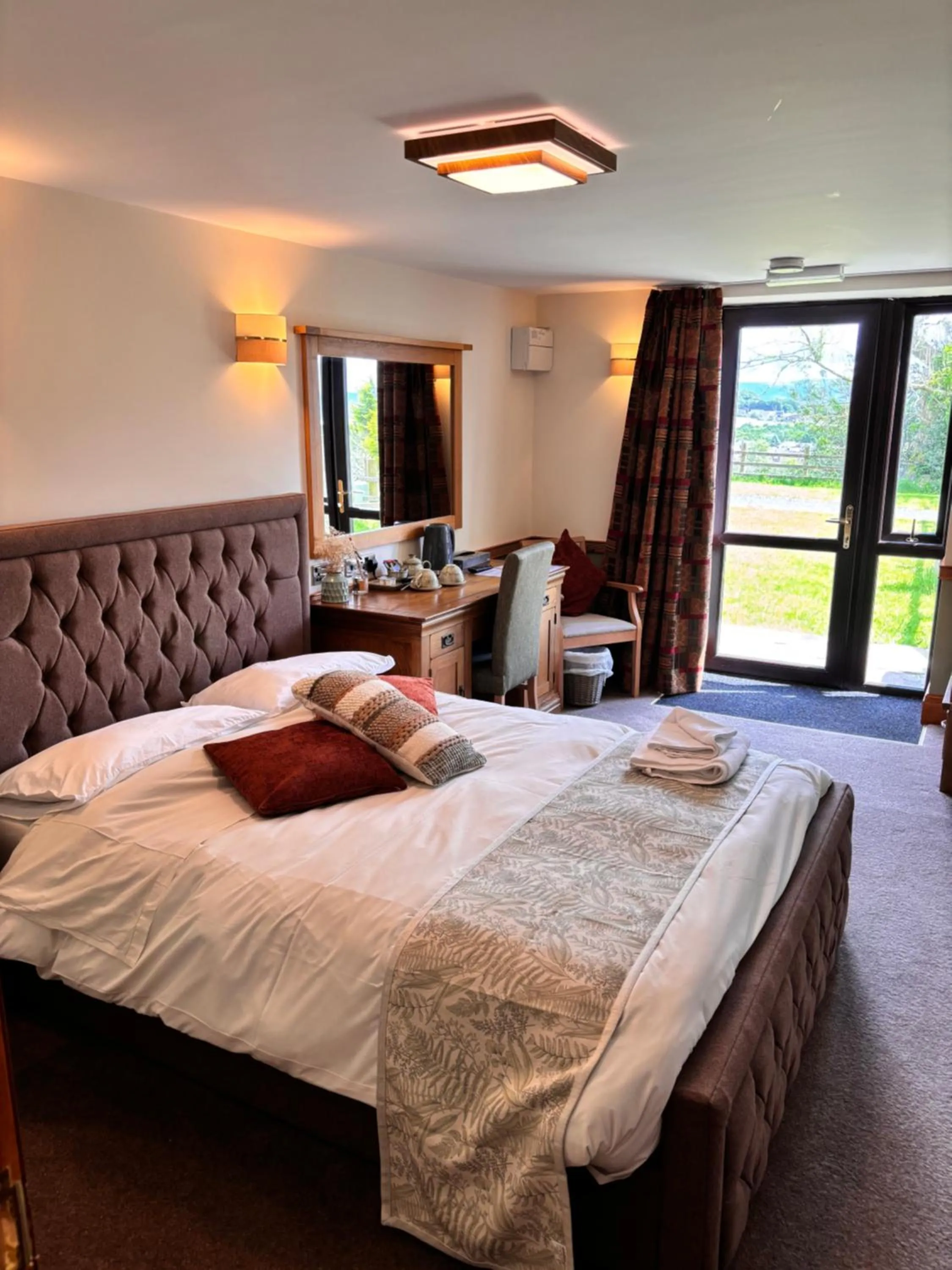 Bedroom, Bed in Fernhill Hotel