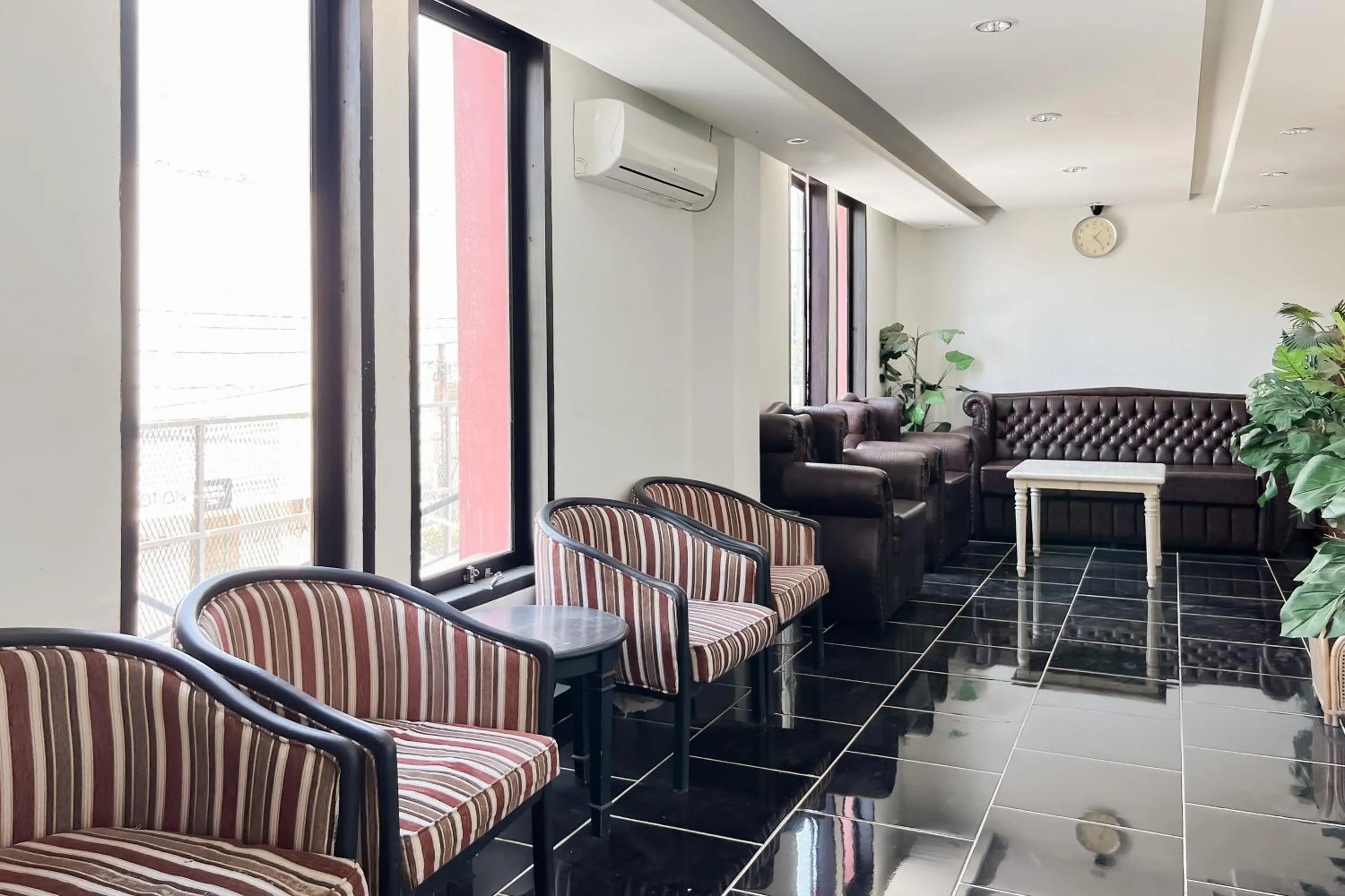 Seating area in Urbanview Hotel Yasmin Makassar by RedDoorz