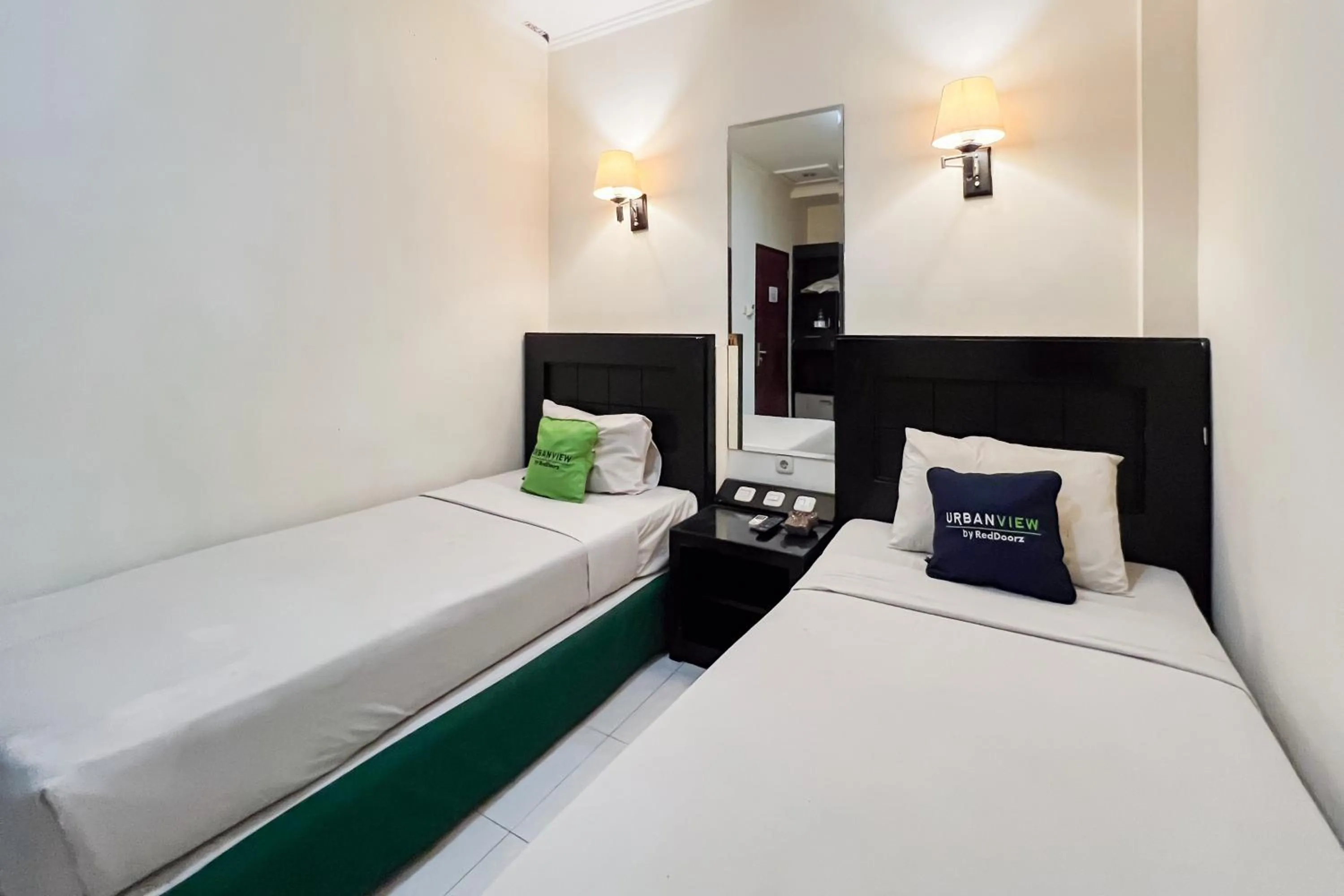 Bedroom, Bed in Urbanview Hotel Yasmin Makassar by RedDoorz