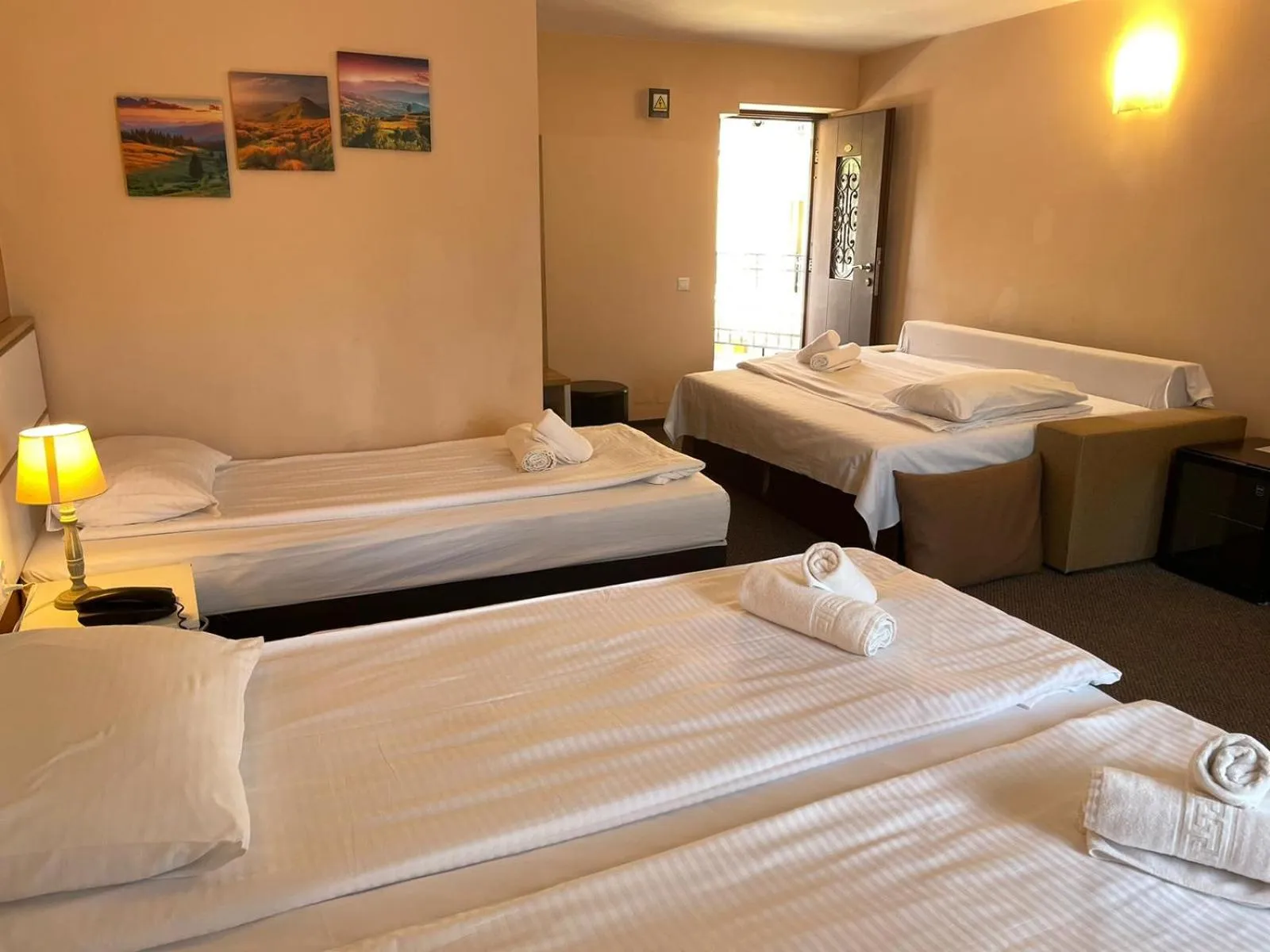 Photo of the whole room, Bed in Long Street Hotel