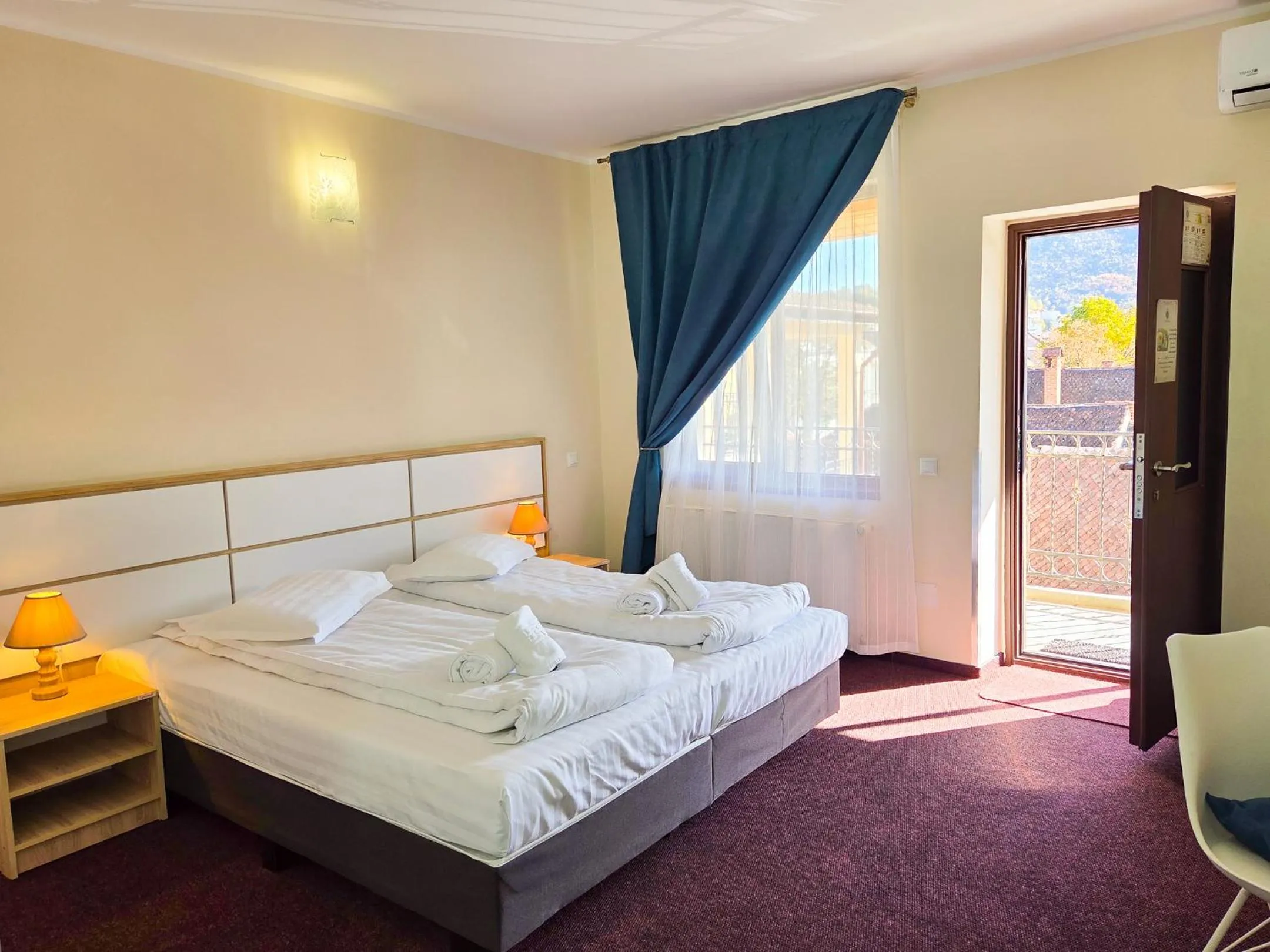 Photo of the whole room, Bed in Long Street Hotel