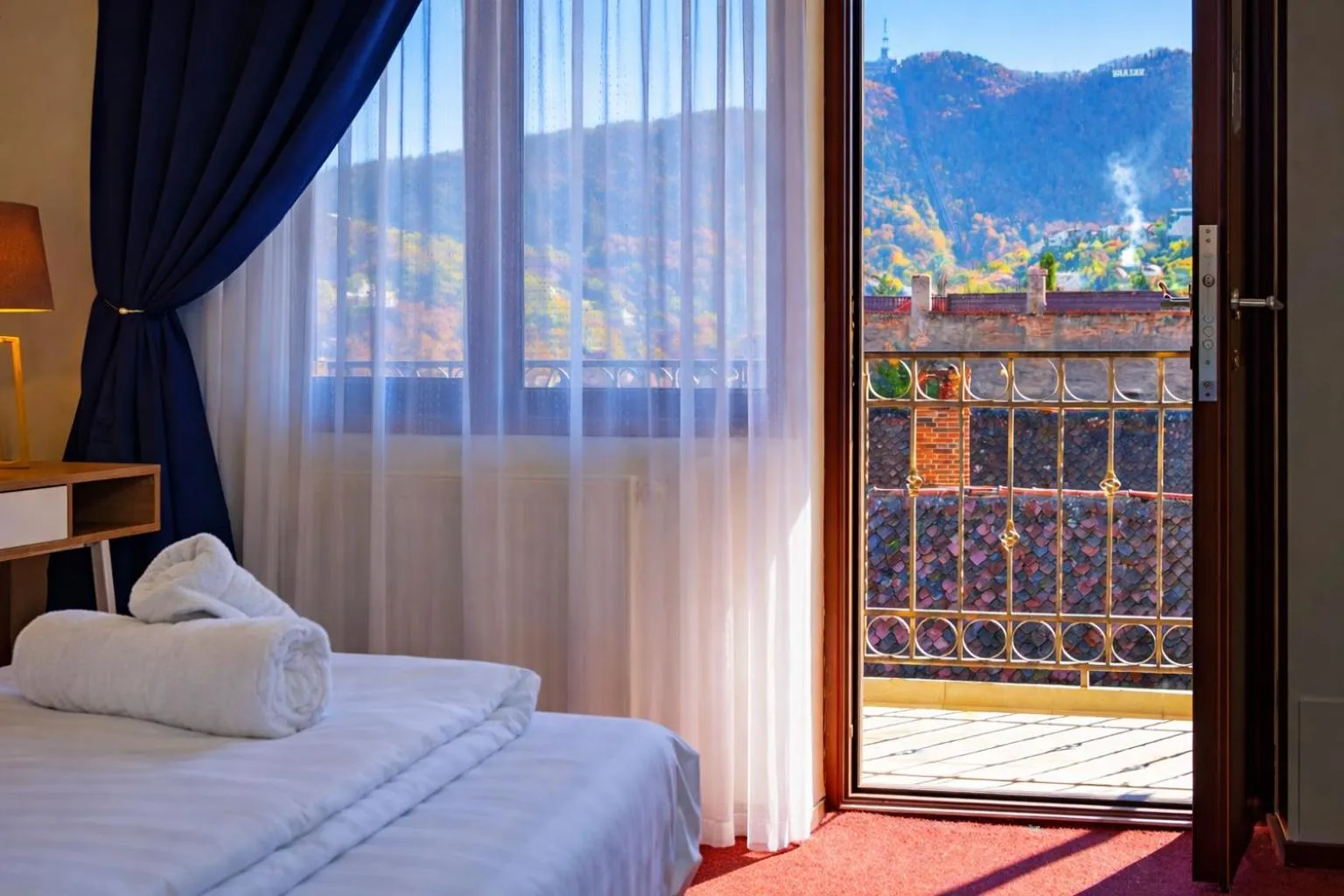 Mountain view, Bed in Long Street Hotel