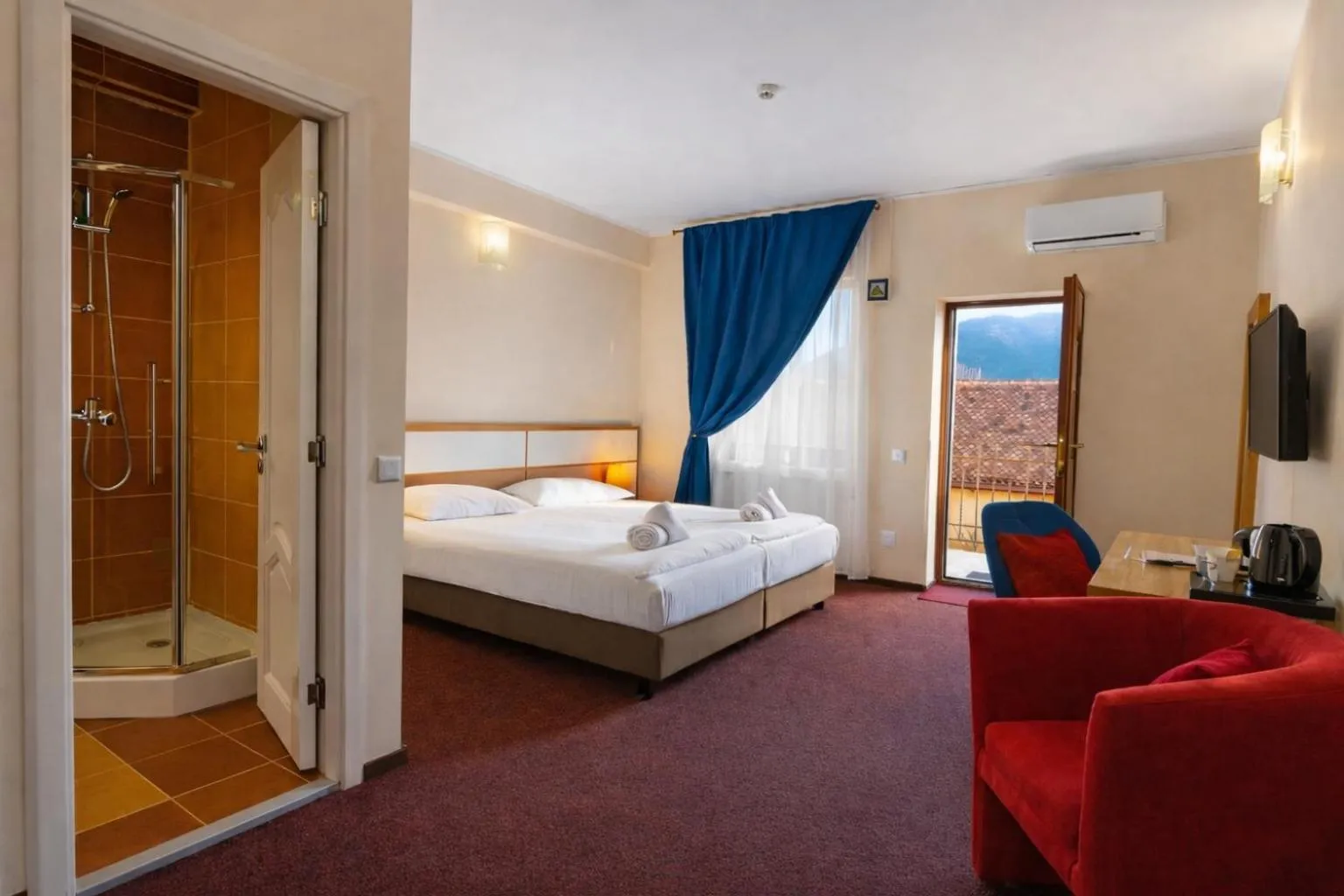 Photo of the whole room, Bed in Long Street Hotel