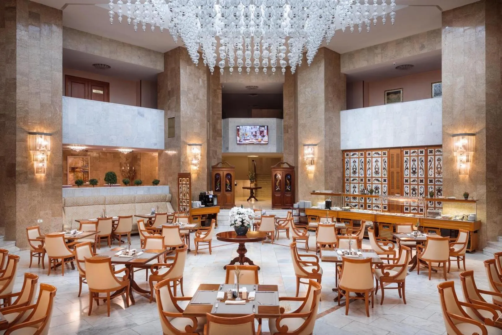 Restaurant/places to eat in Natsionalny Hotel