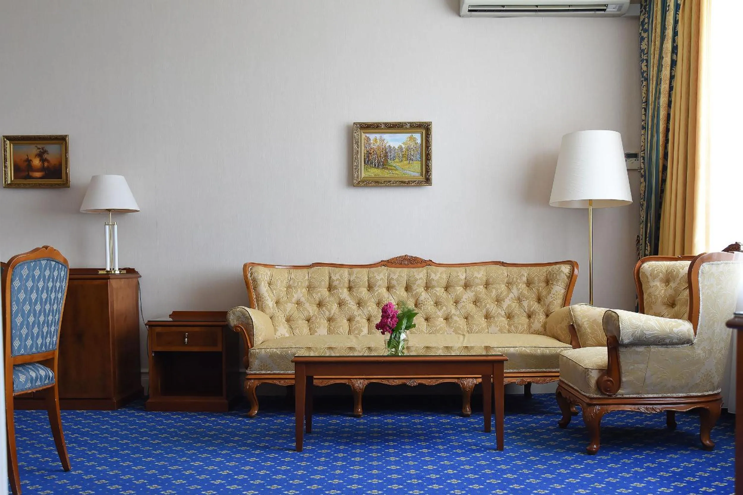 Living room in Natsionalny Hotel