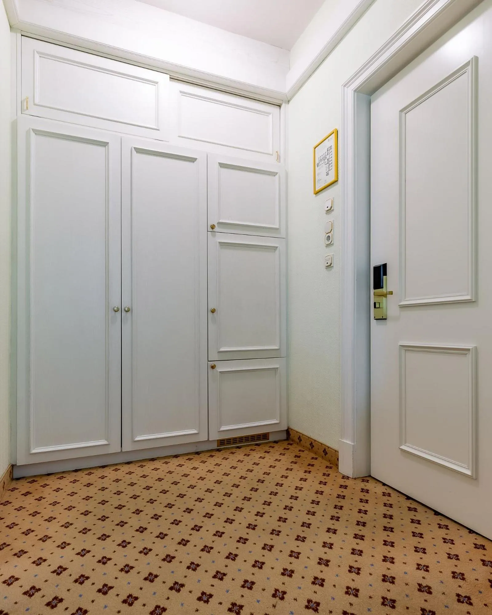 wardrobe in Natsionalny Hotel