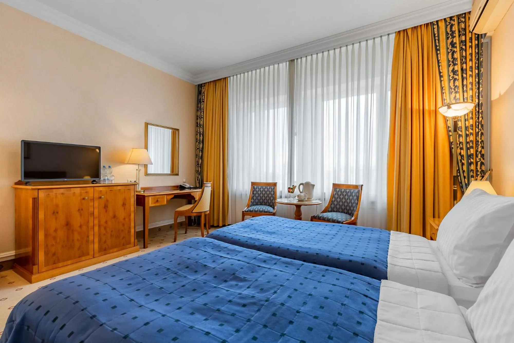 Bed in Natsionalny Hotel