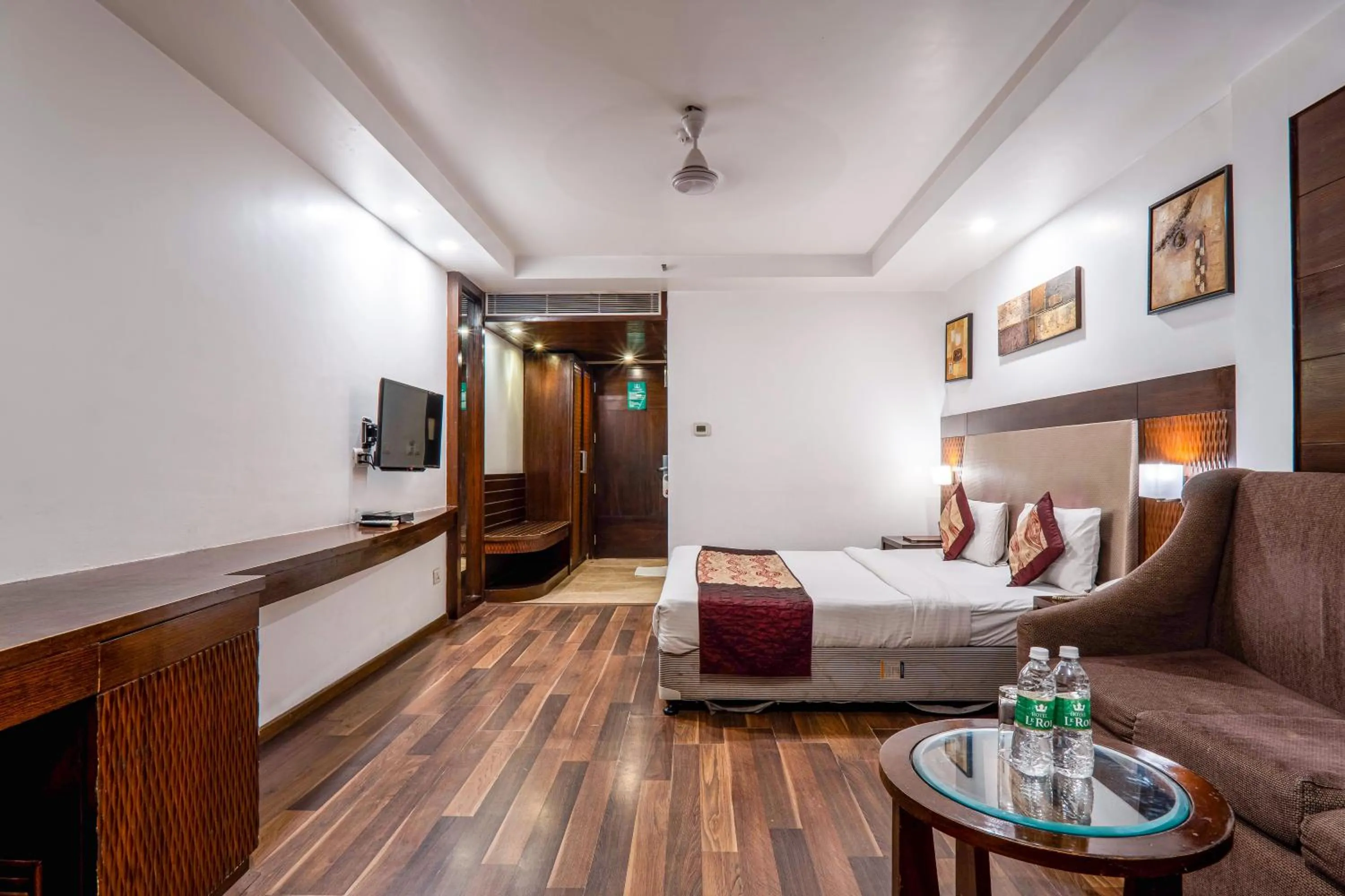 Bedroom, Bed in Hotel Le Roi Near New Delhi Railway Station