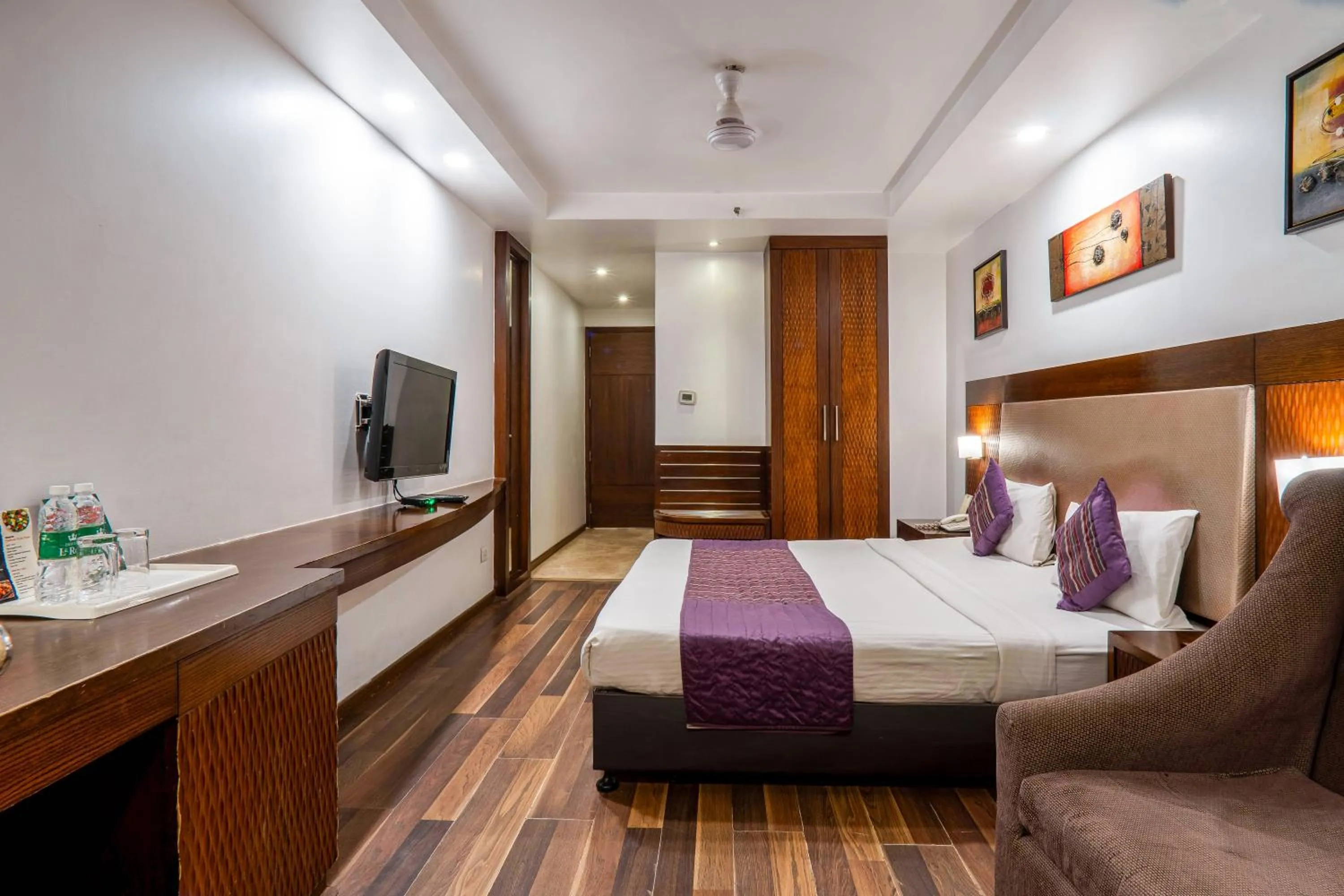 Bedroom, Bed in Hotel Le Roi Near New Delhi Railway Station