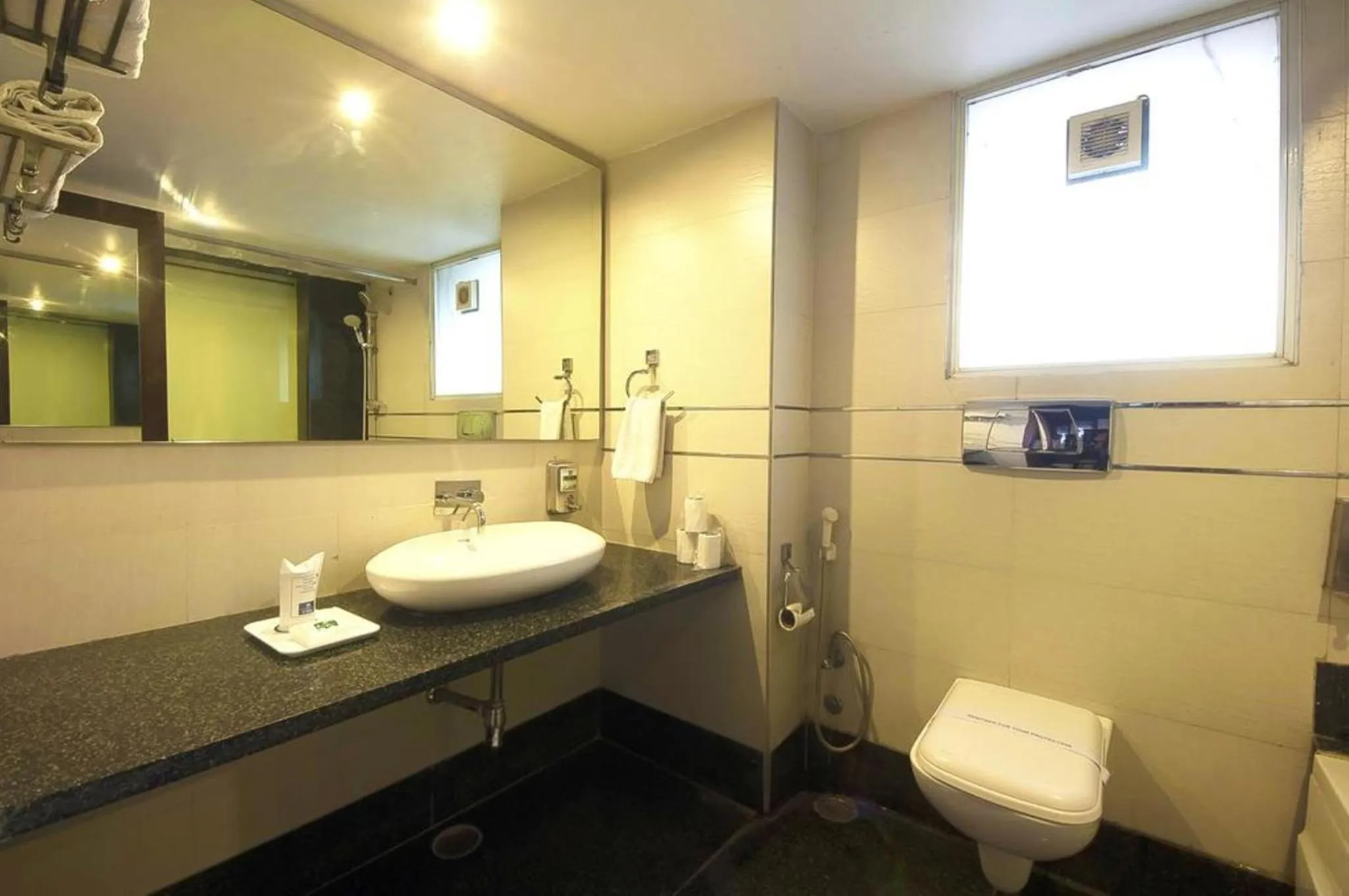 Bathroom in Hotel Le Roi Near New Delhi Railway Station