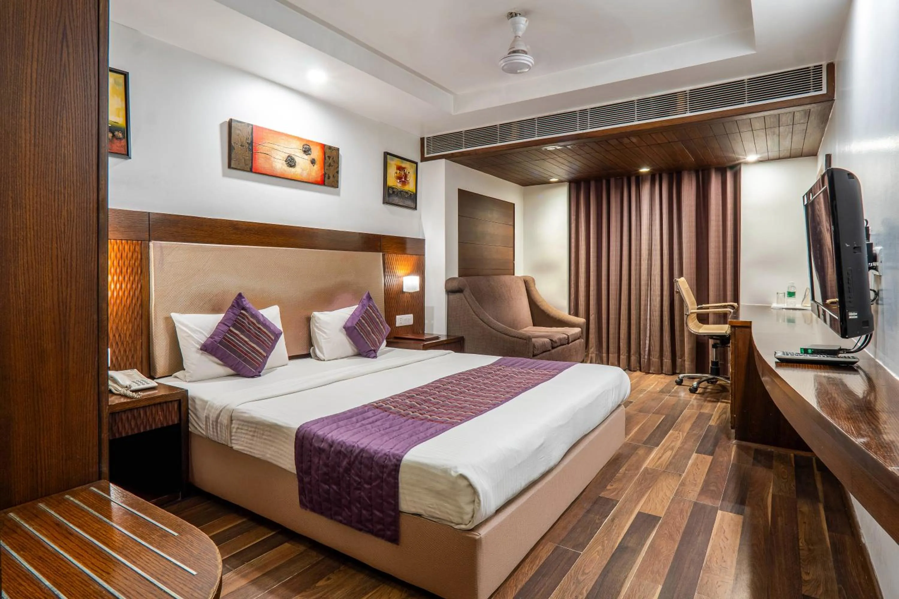 Bedroom, Bed in Hotel Le Roi Near New Delhi Railway Station