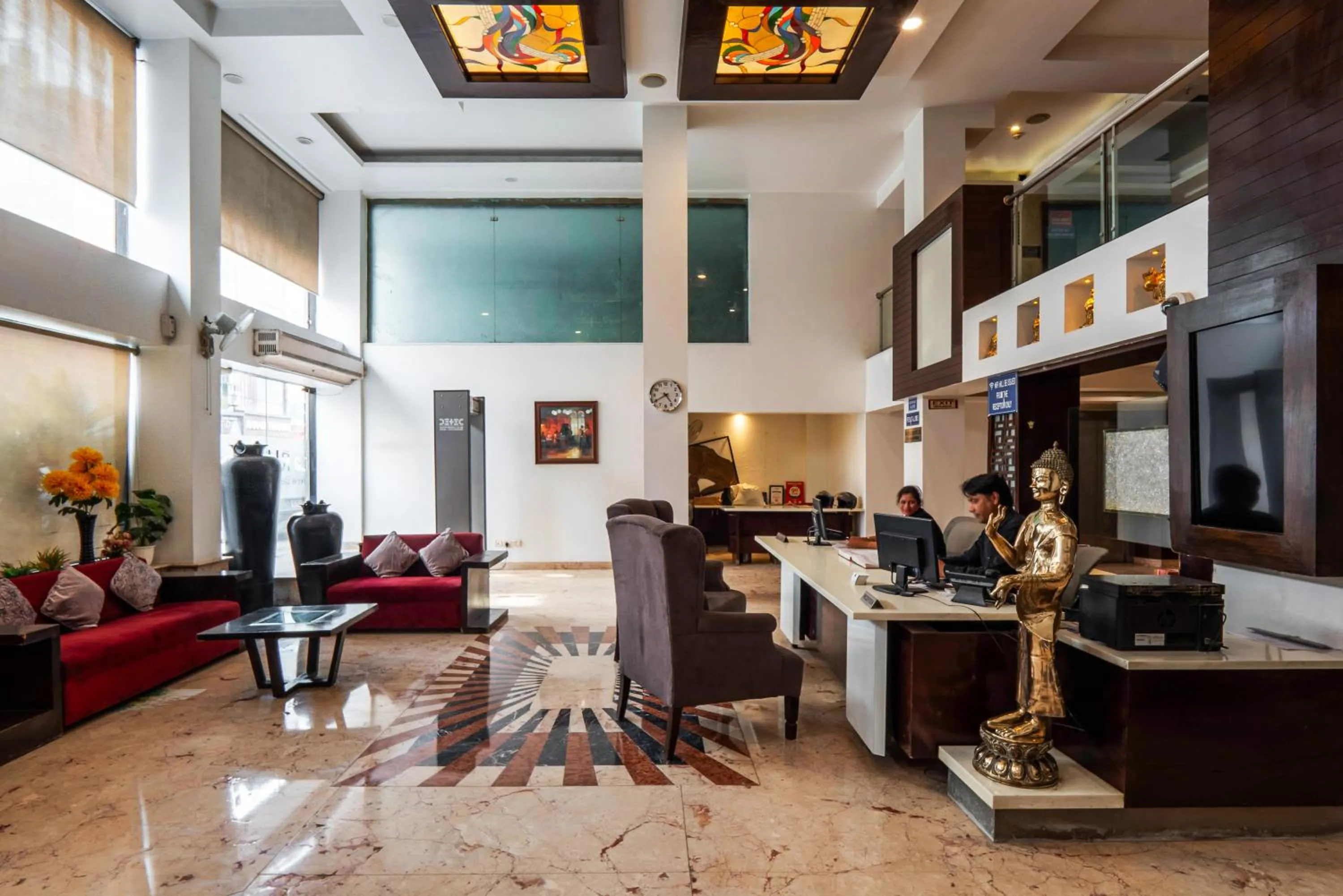 Seating area in Hotel Le Roi Near New Delhi Railway Station