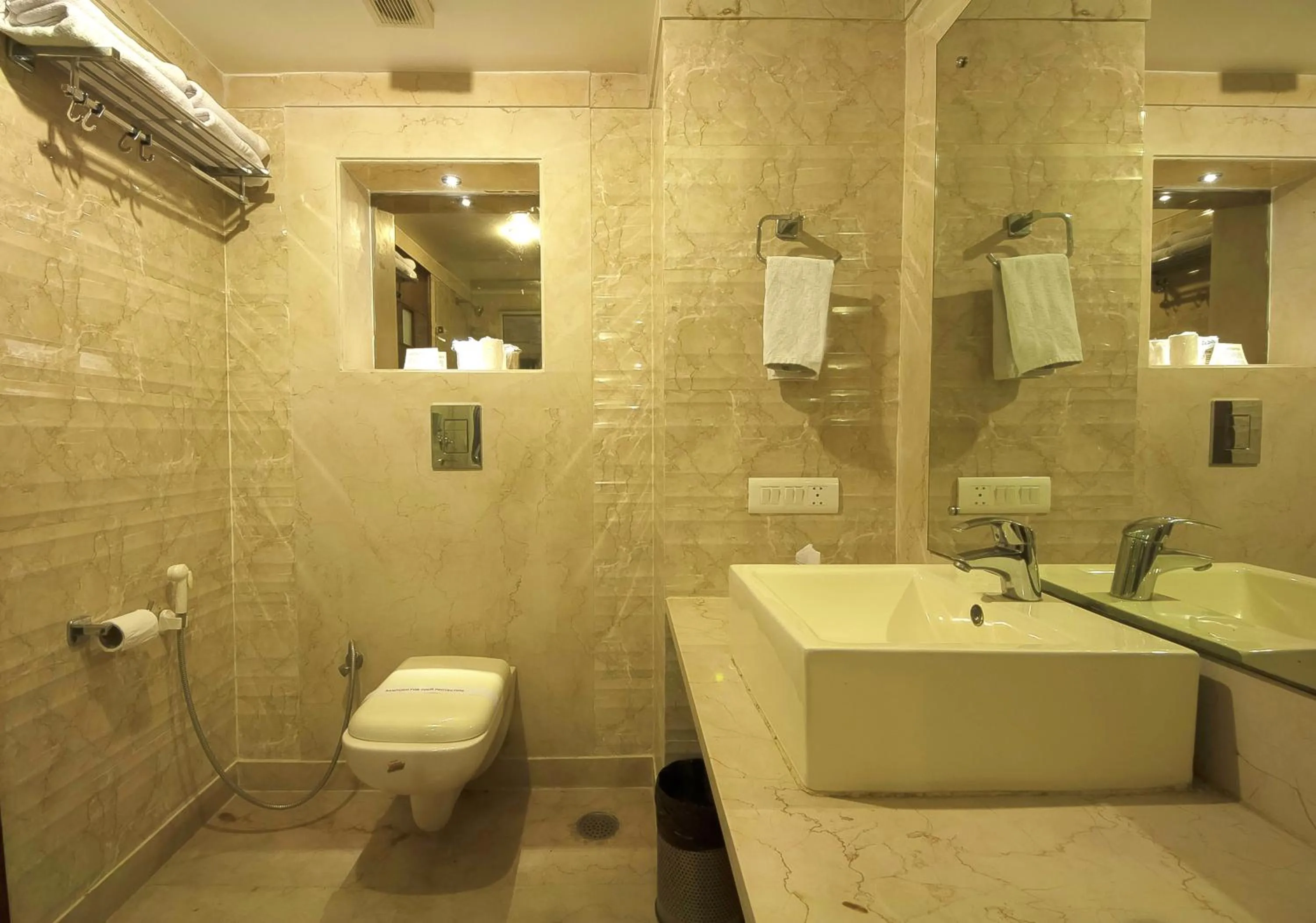 Bathroom in Hotel Le Roi Near New Delhi Railway Station