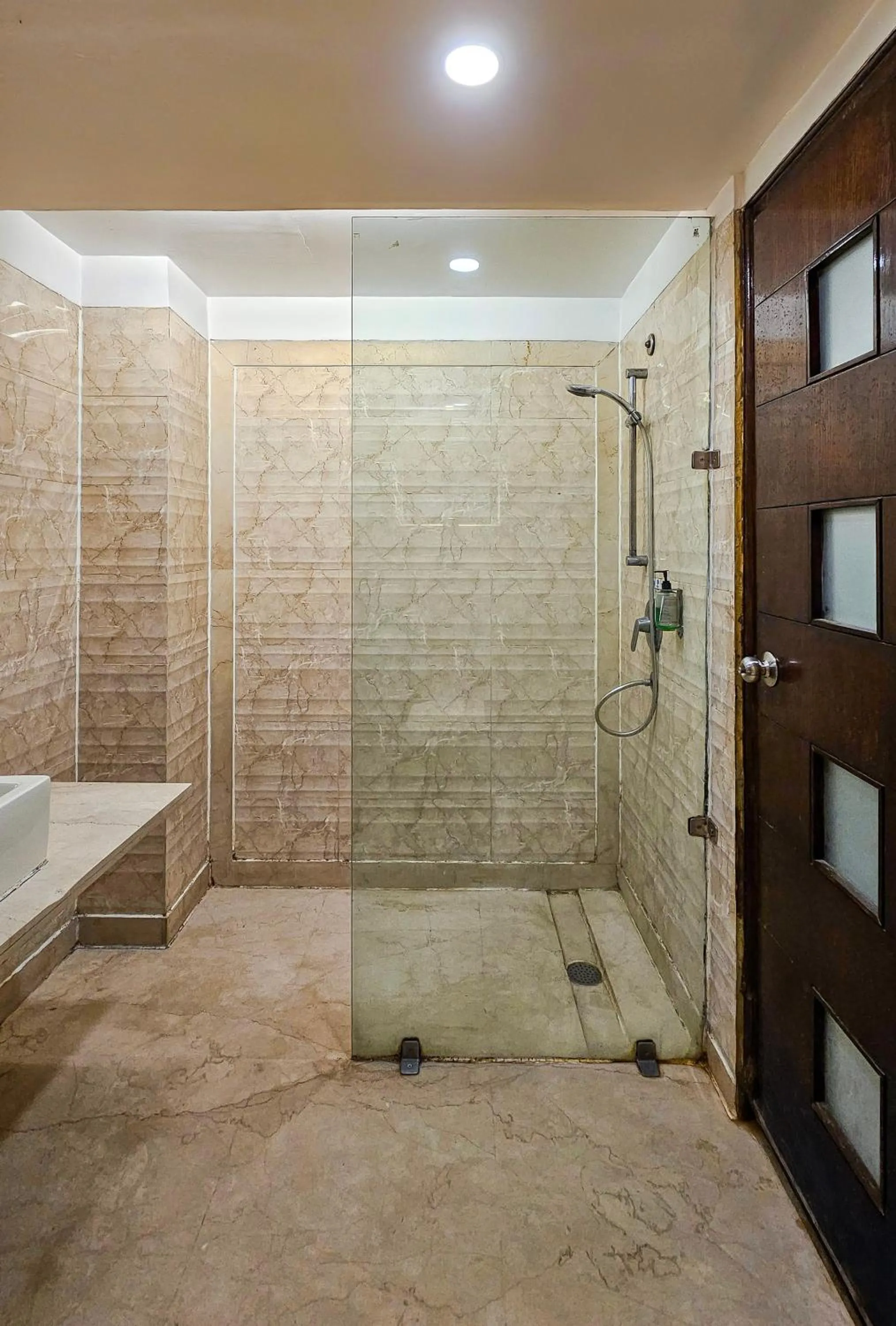 Bathroom in Hotel Le Roi Near New Delhi Railway Station