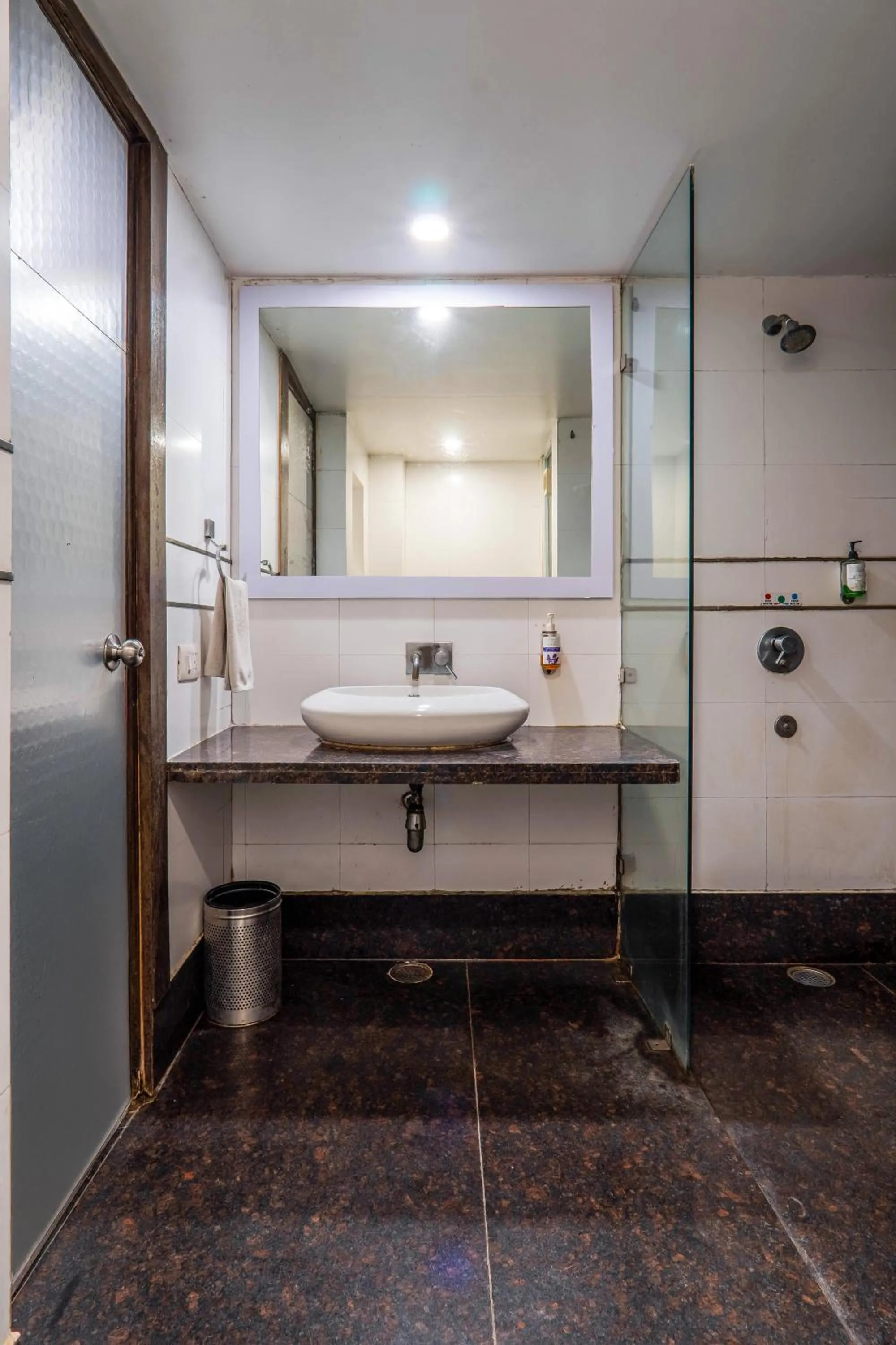 Bathroom in Hotel Le Roi Near New Delhi Railway Station