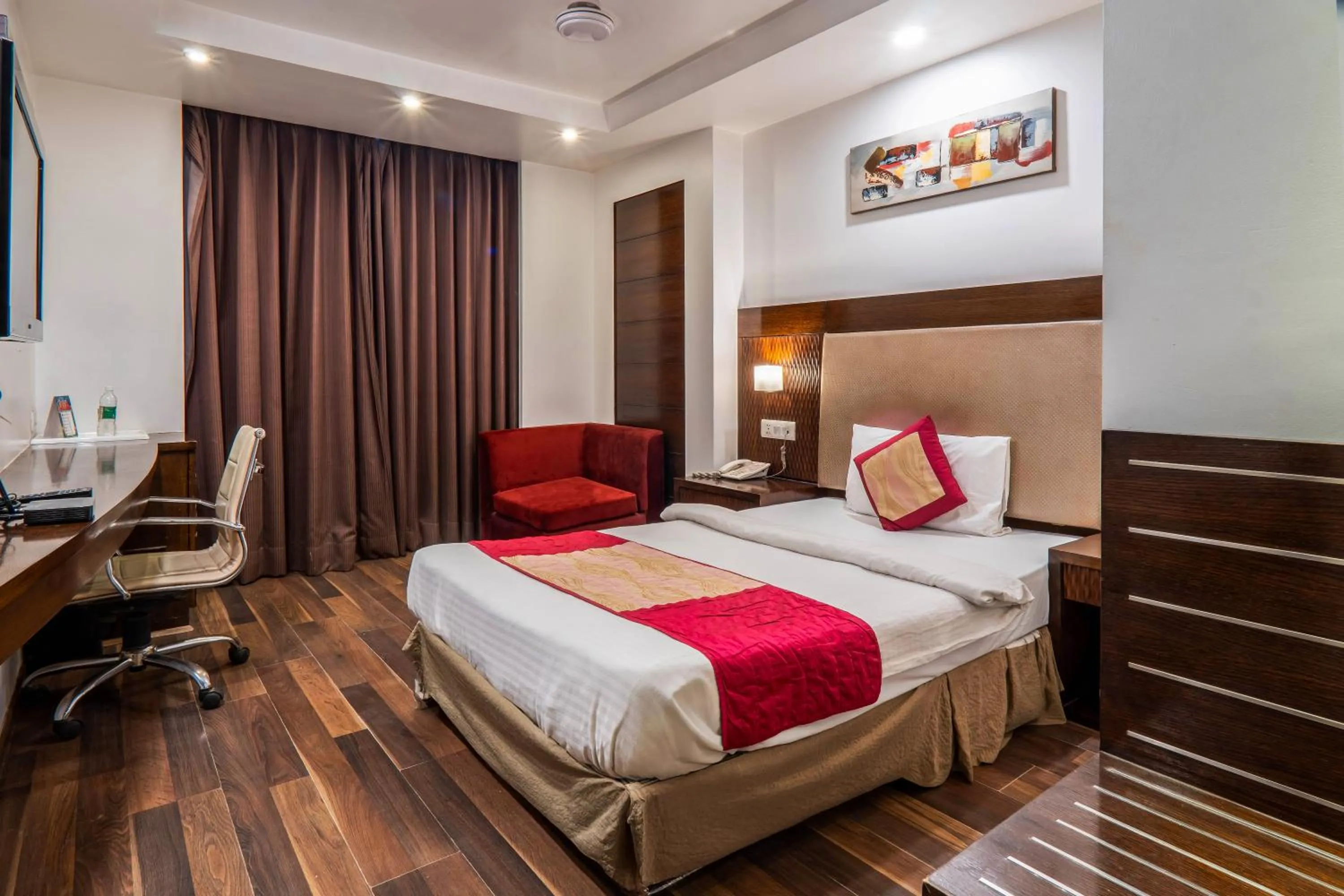 Bedroom, Bed in Hotel Le Roi Near New Delhi Railway Station