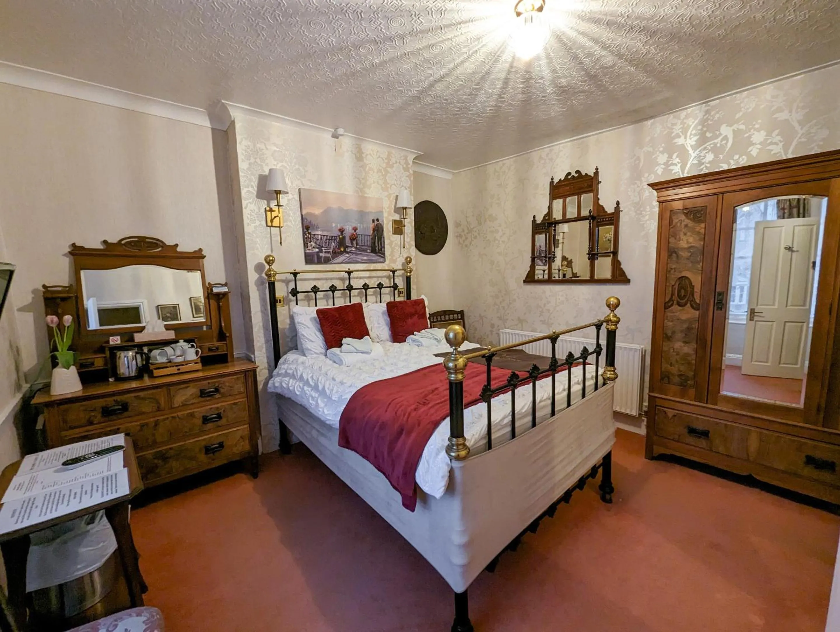 Bedroom, Bed in Crown and Trumpet Inn
