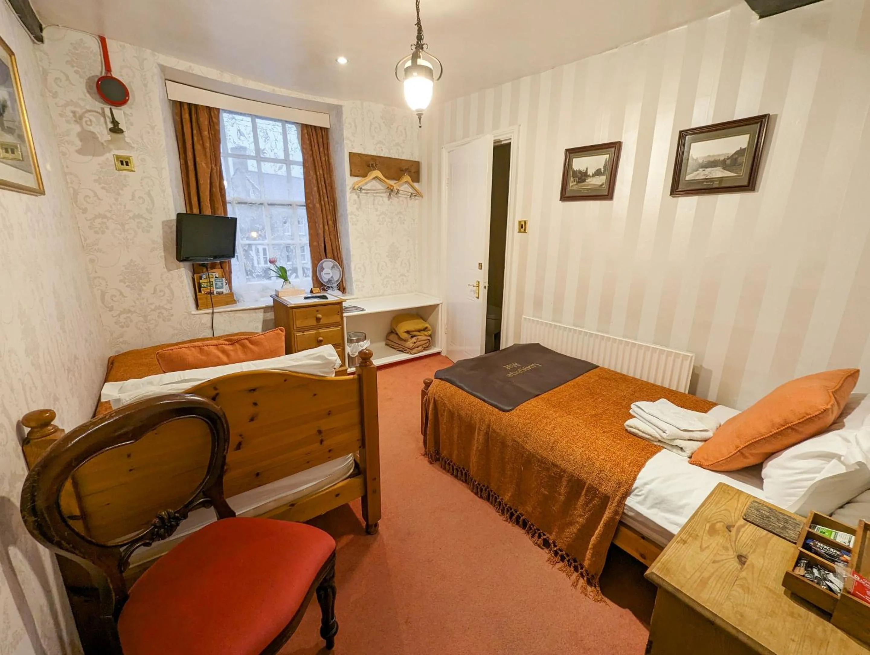 Bedroom, Bed in Crown and Trumpet Inn
