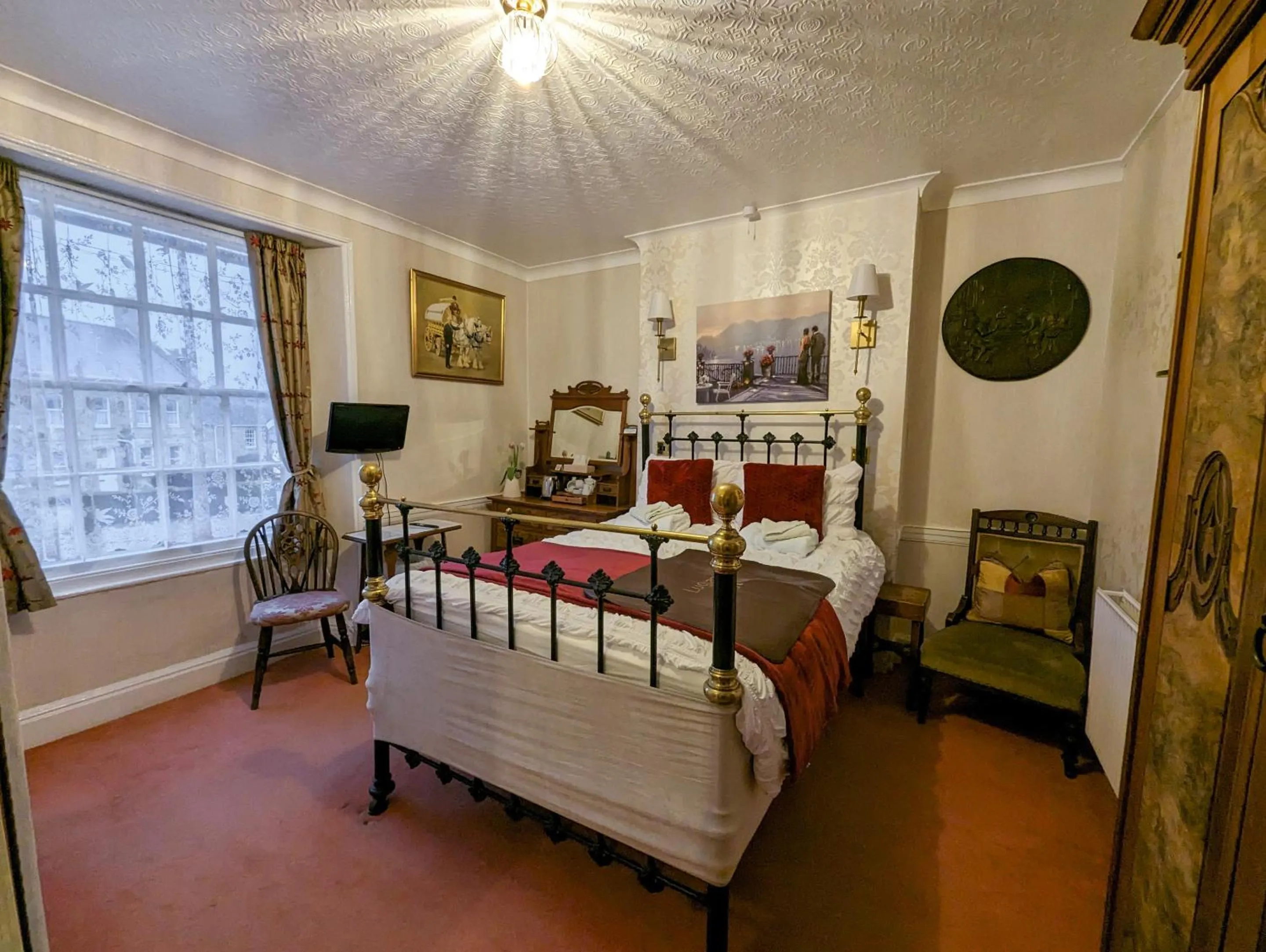 Bedroom, Bed in Crown and Trumpet Inn