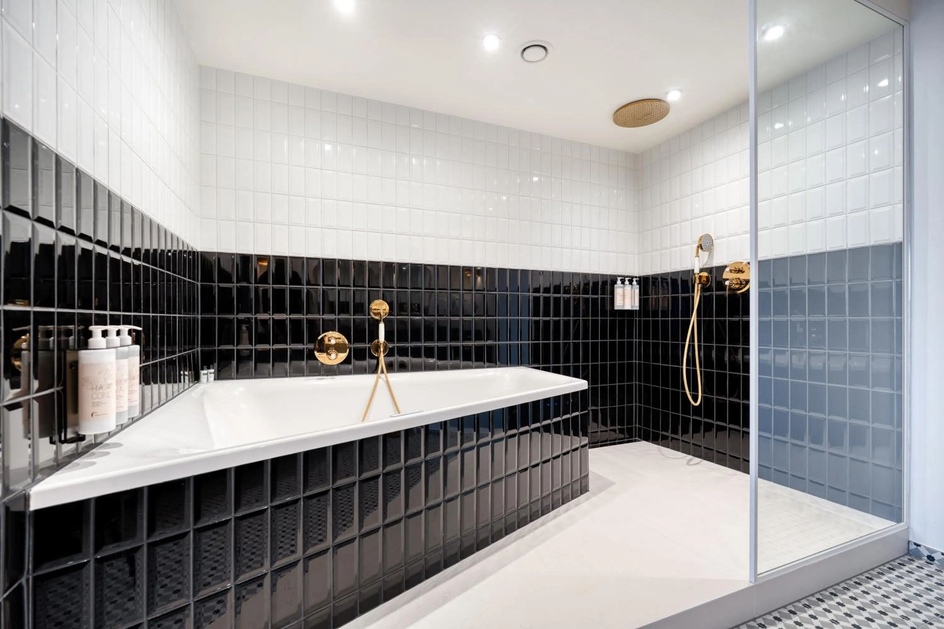 Shower in Van der Valk Hotel Liège Congres