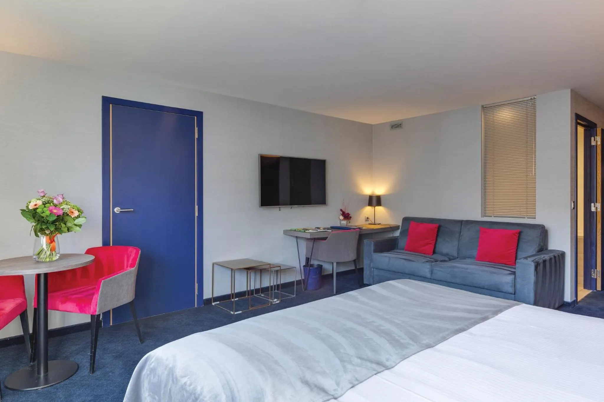 Living room, Bed in Van der Valk Hotel Liège Congres