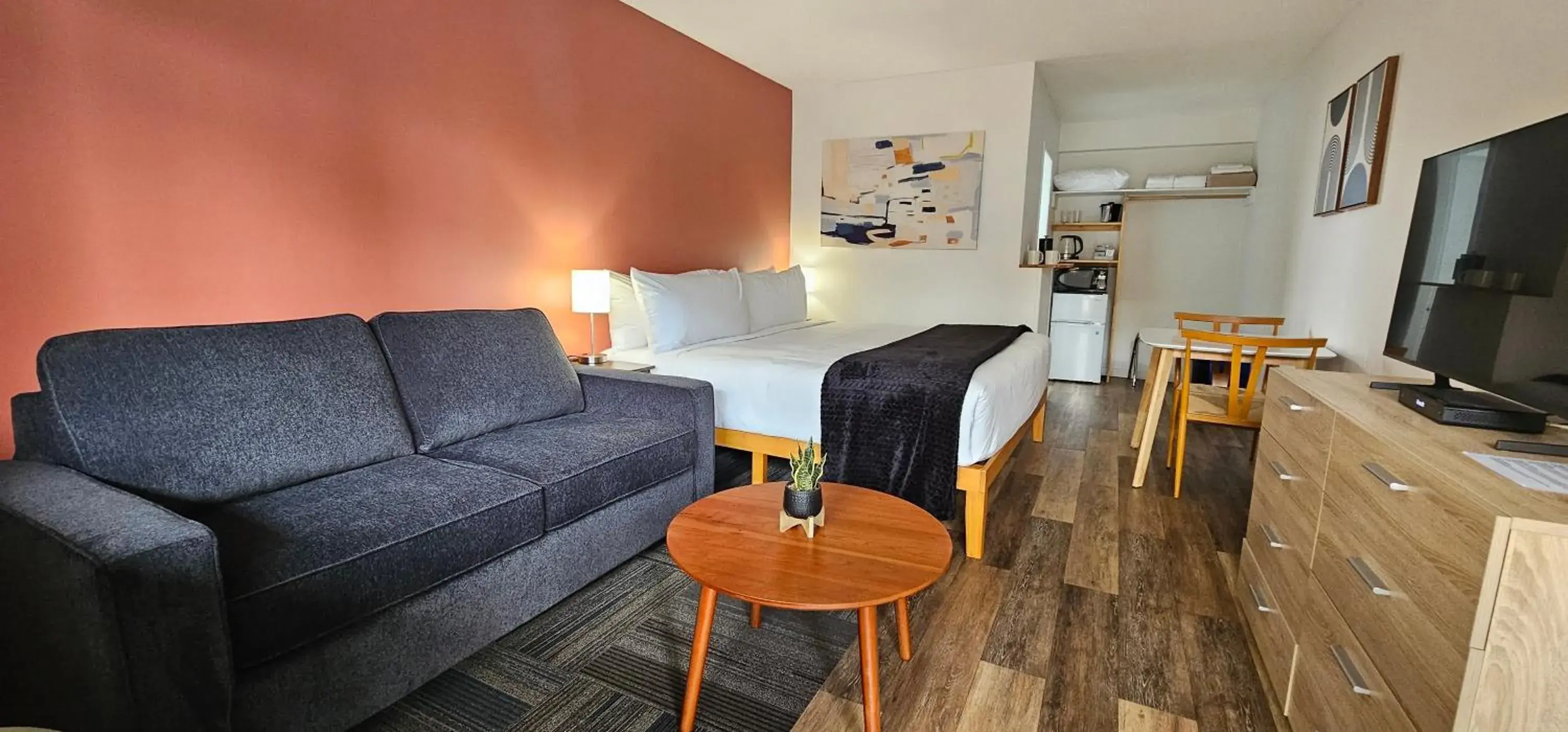 Standard King Room + Sofa Bed + Kitchenette in Okanagan Lakefront Resort Standard King Room + Sofa Bed + Kitchenette in Okanagan Lakefront Resort