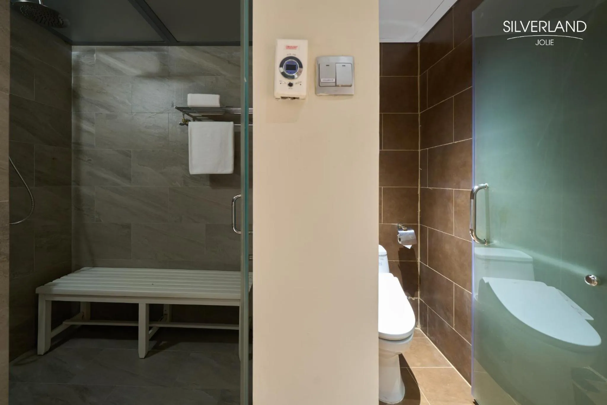 Toilet in Silverland Jolie Hotel