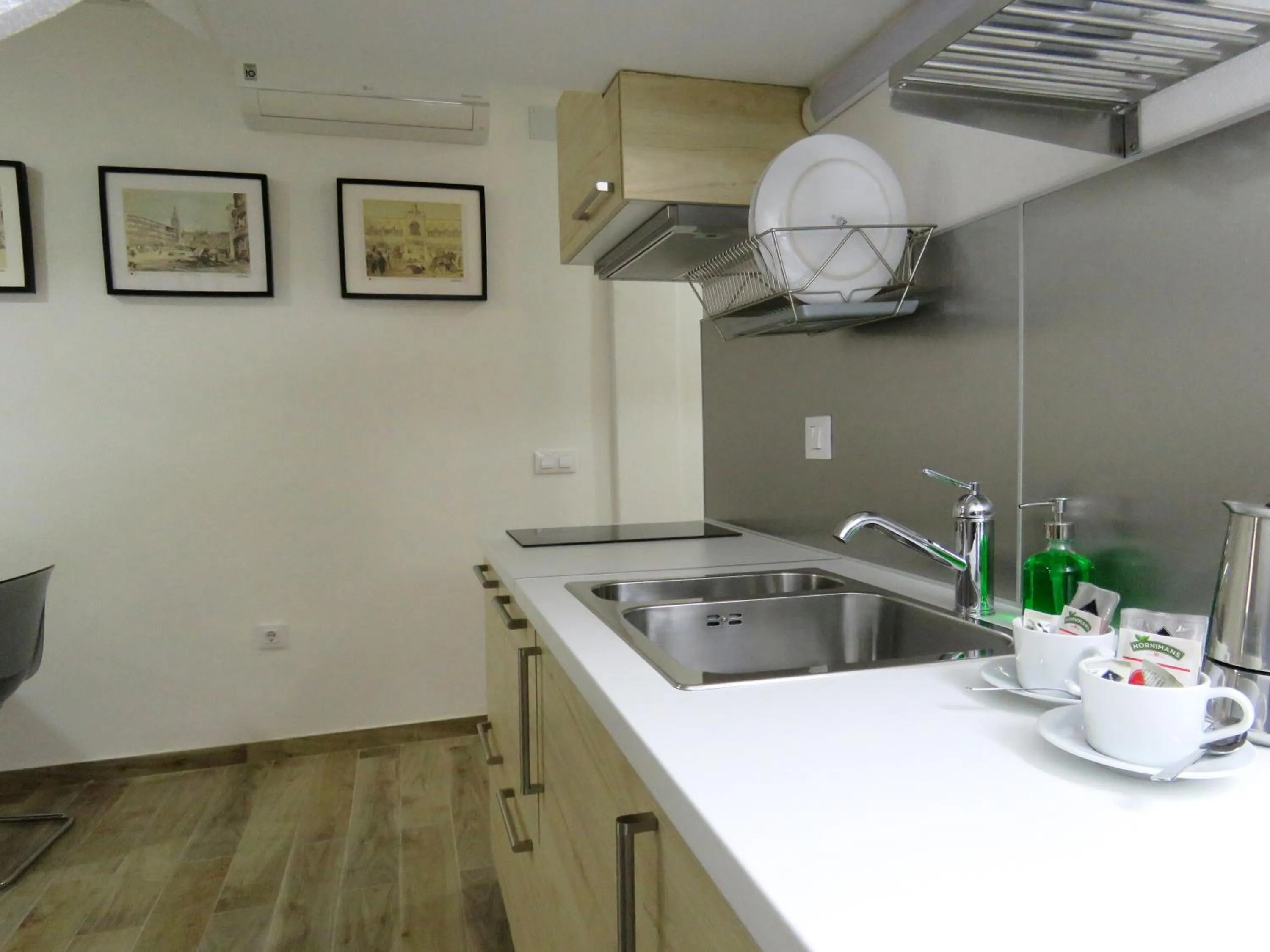 Kitchen or kitchenette in Living Sevilla Apartments Hércules