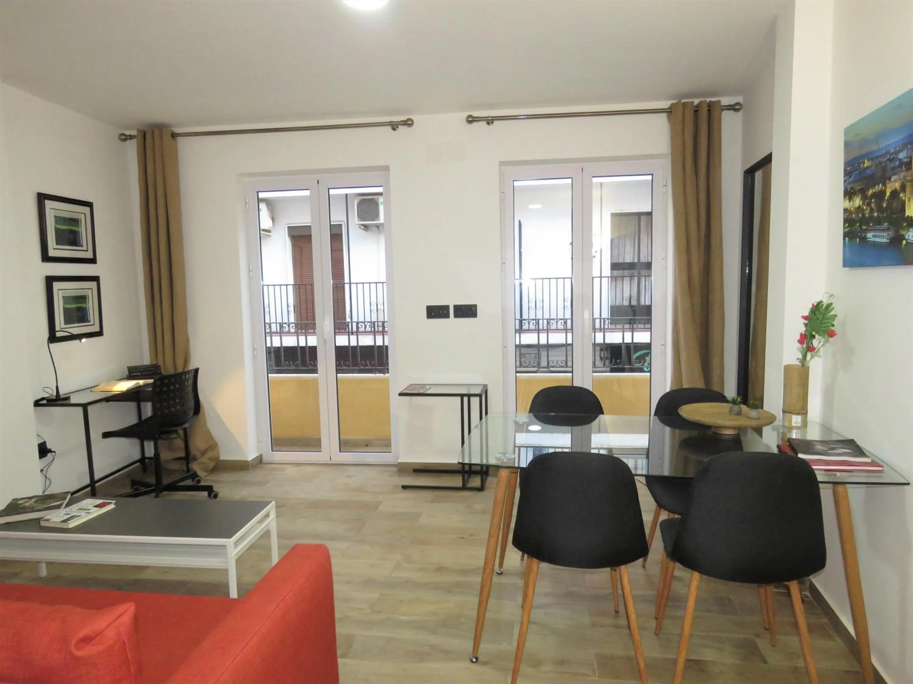 Dining area in Living Sevilla Apartments Hércules