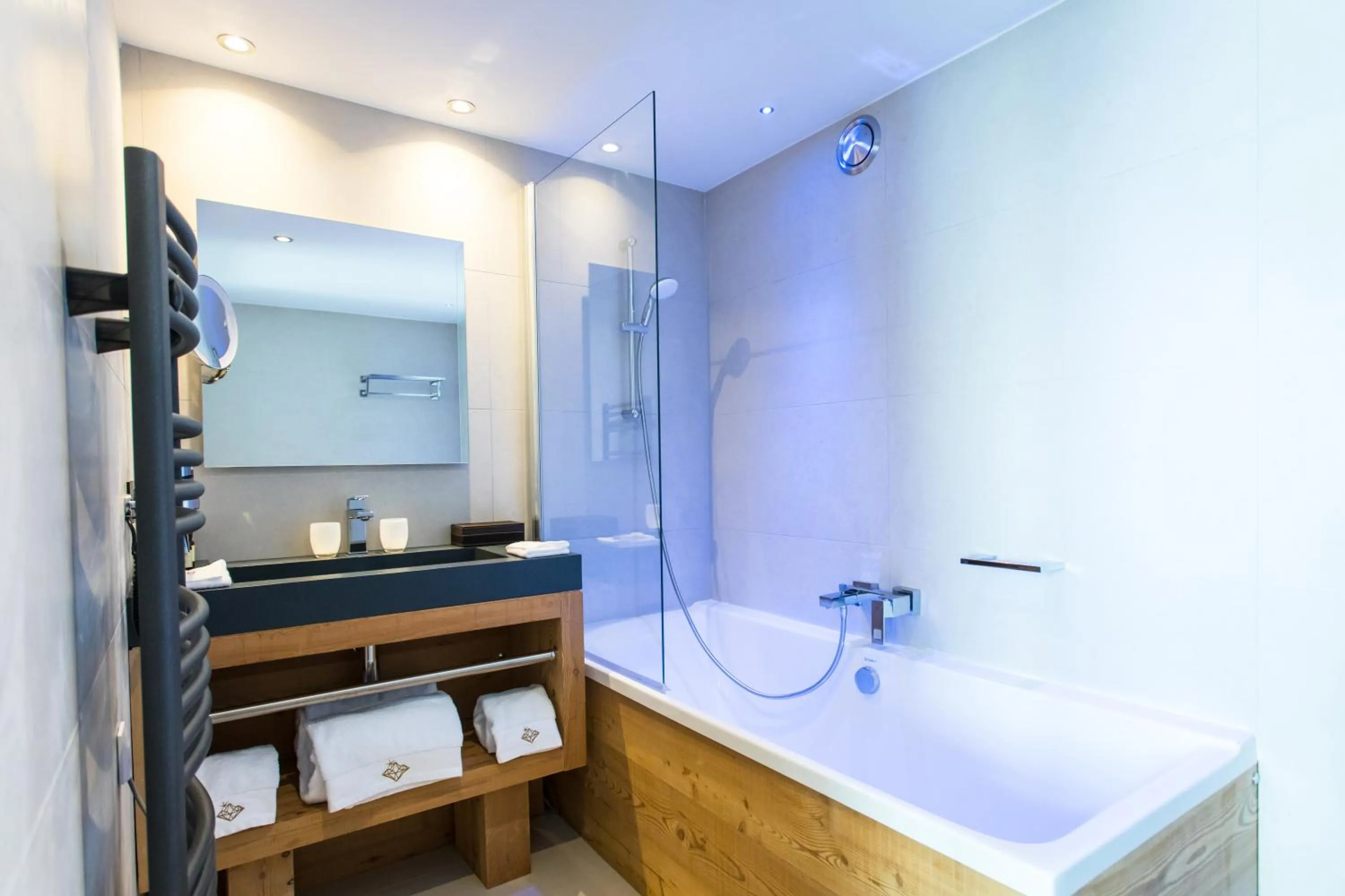 Bathroom in Hôtel Daria-I Nor by Les Etincelles