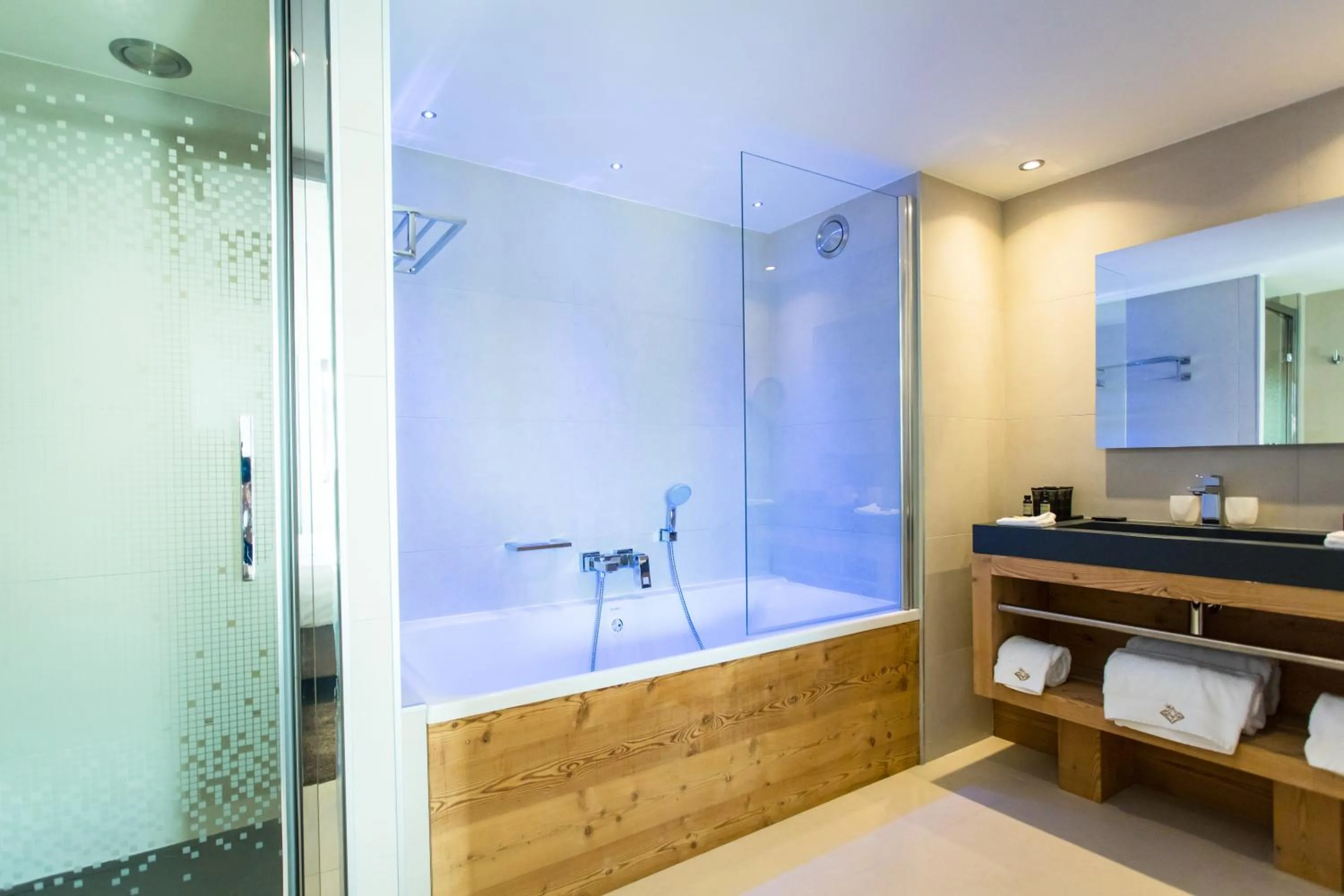 Shower in Hôtel Daria-I Nor by Les Etincelles